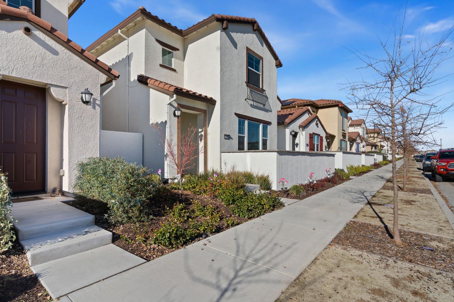 Detail Gallery Image 3 of 36 For 6216 Campus Pkwy, Roseville,  CA 95747 - 3 Beds | 2/1 Baths