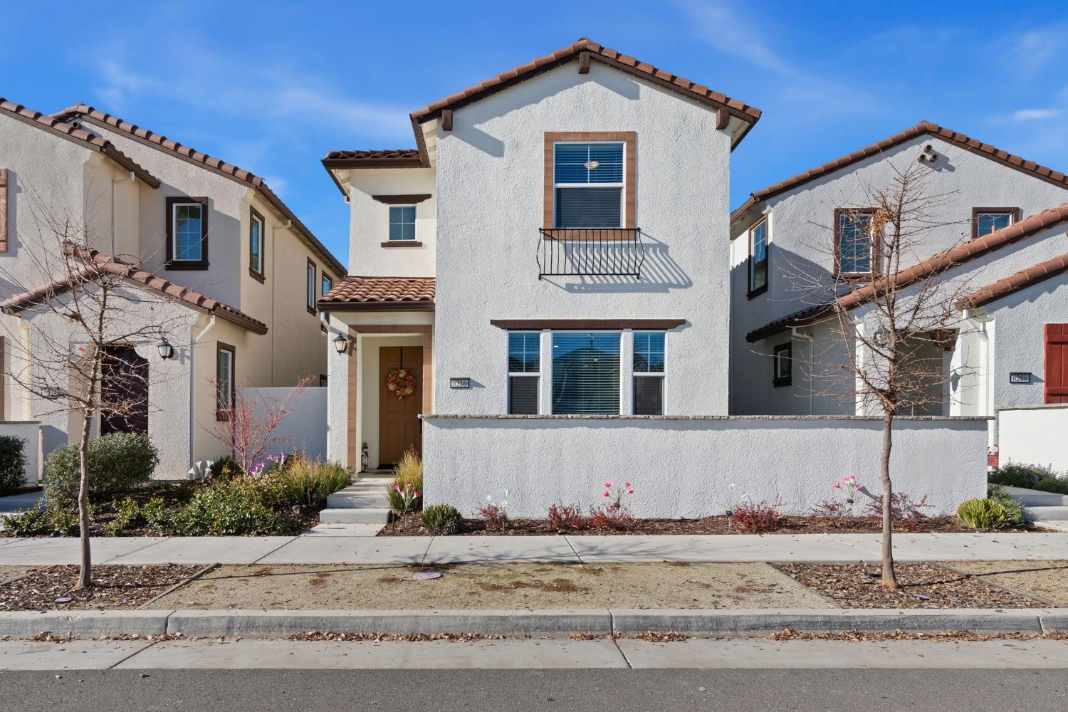 Detail Gallery Image 1 of 36 For 6216 Campus Pkwy, Roseville,  CA 95747 - 3 Beds | 2/1 Baths