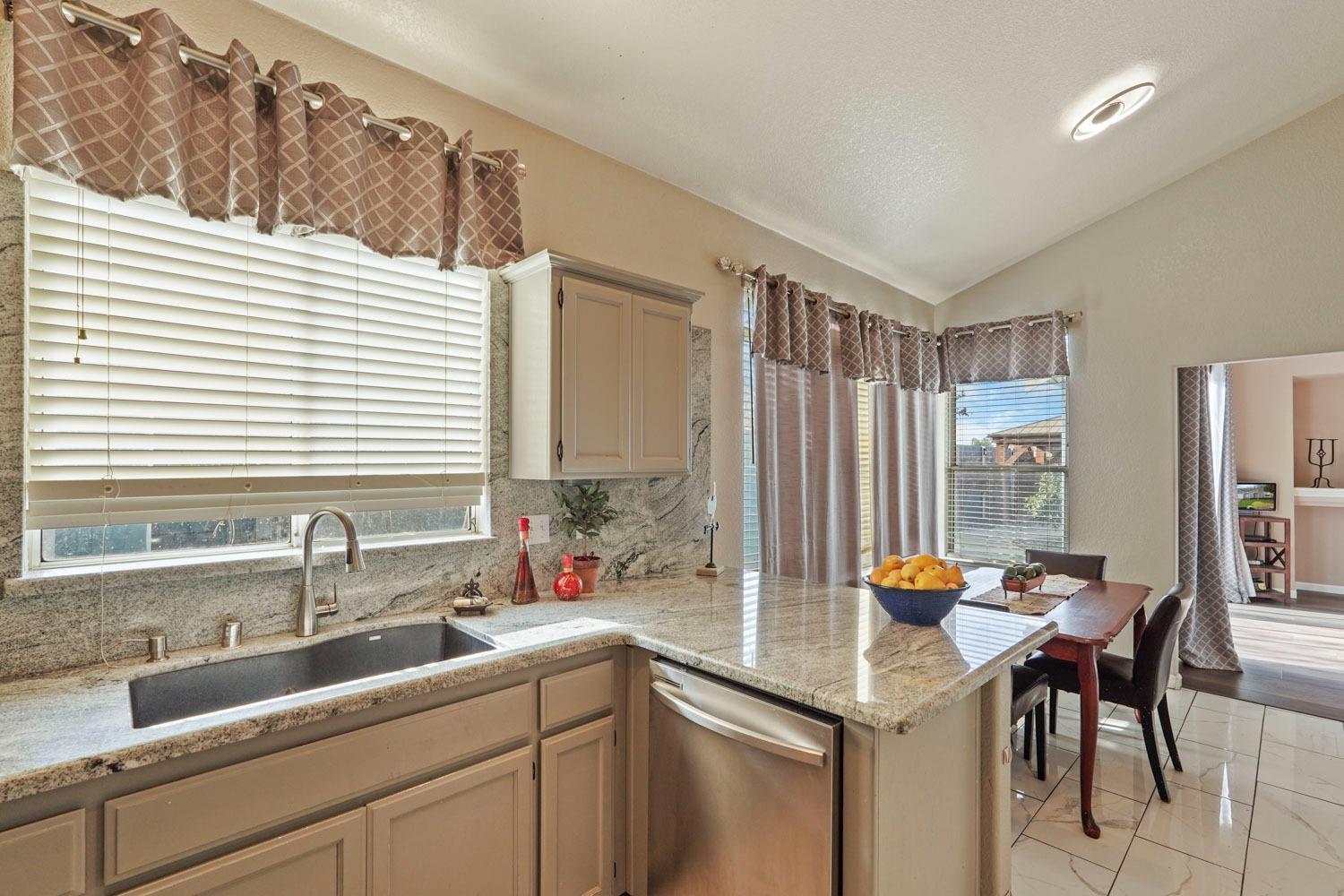 Detail Gallery Image 9 of 49 For 270 Ravenstone Way, Manteca,  CA 95336 - 3 Beds | 2 Baths