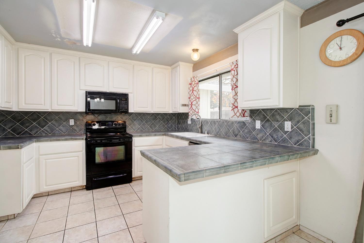 Detail Gallery Image 12 of 41 For 65 Windubey Cir, Sacramento,  CA 95831 - 3 Beds | 2 Baths