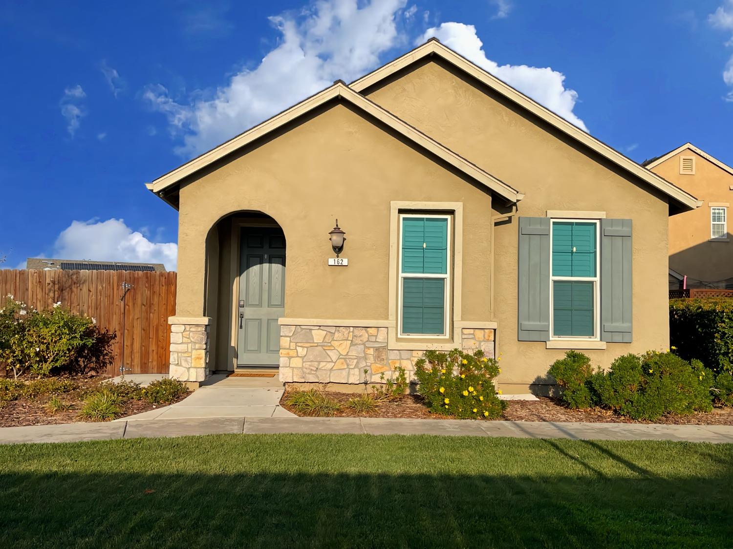 Detail Gallery Image 1 of 1 For 162 Splendido Ct, Newman,  CA 95360 - 3 Beds | 2 Baths