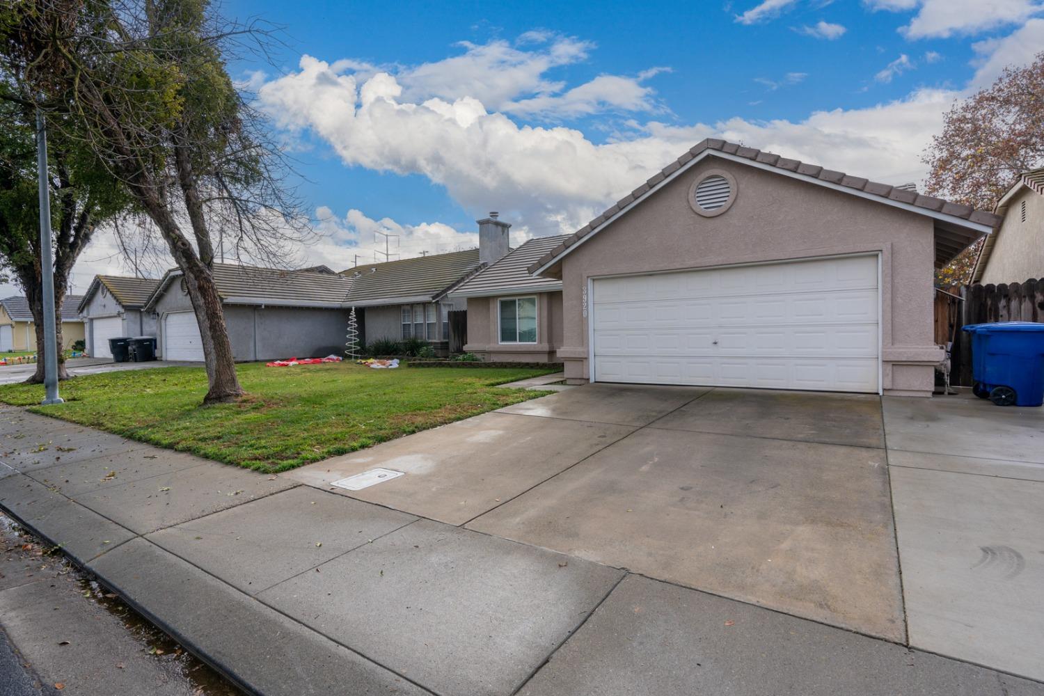 Detail Gallery Image 3 of 36 For 3920 El Portal Pl, Modesto,  CA 95357 - 3 Beds | 2 Baths