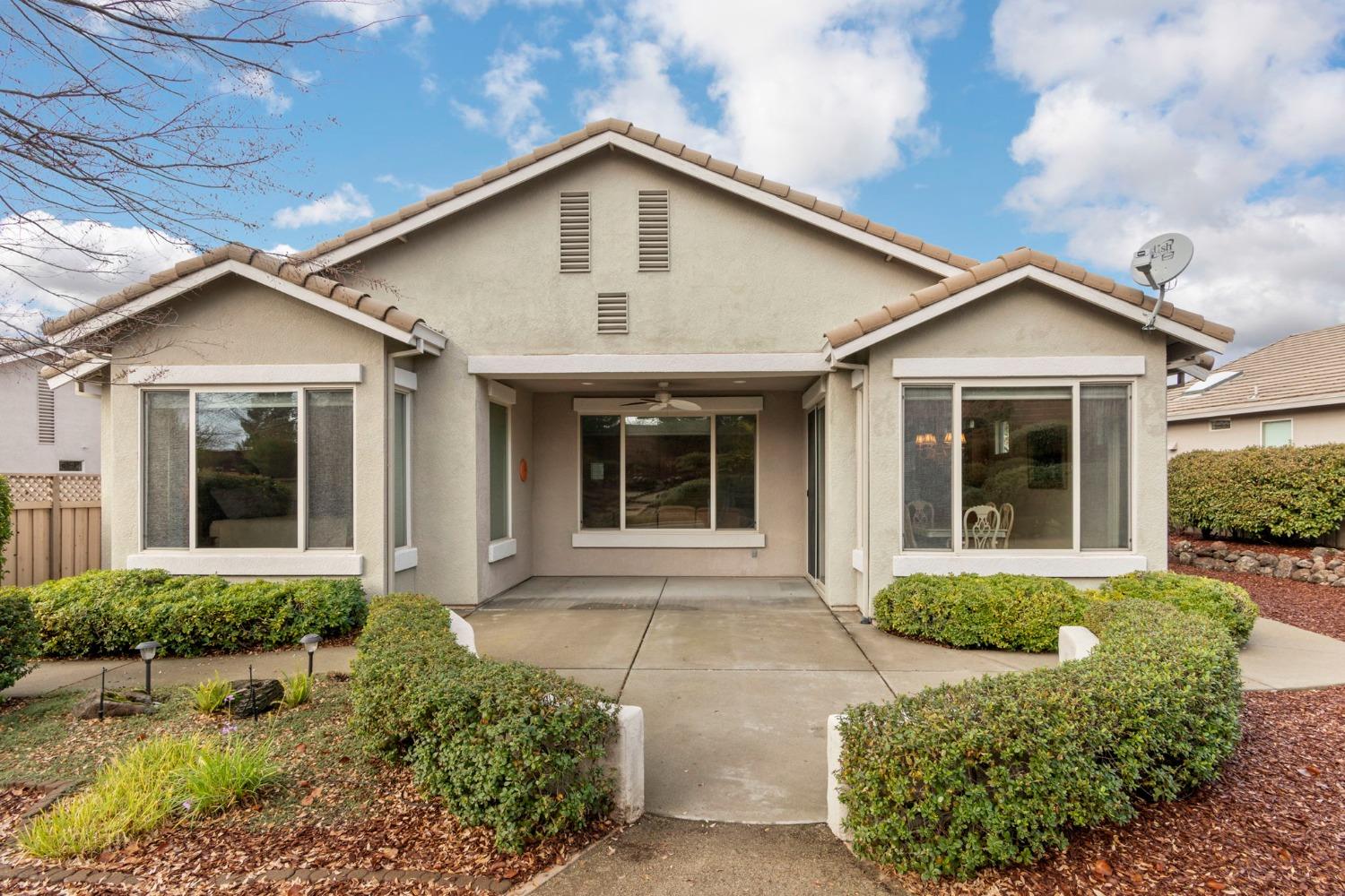 Detail Gallery Image 2 of 49 For 2123 Stonecrest Lndg, Lincoln,  CA 95648 - 2 Beds | 2 Baths