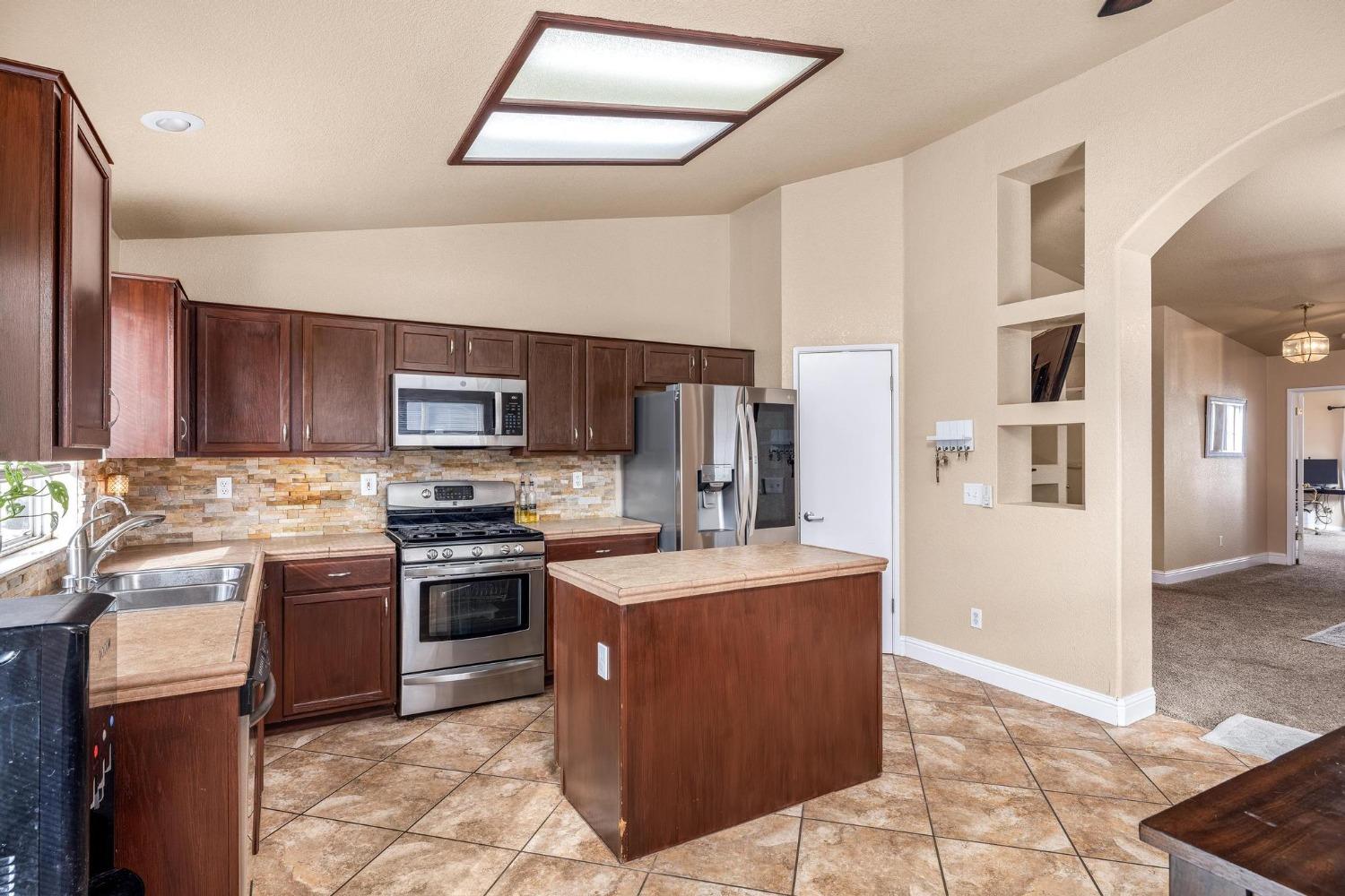 Detail Gallery Image 12 of 33 For 1936 Phillip Ct, Stockton,  CA 95206 - 4 Beds | 2 Baths