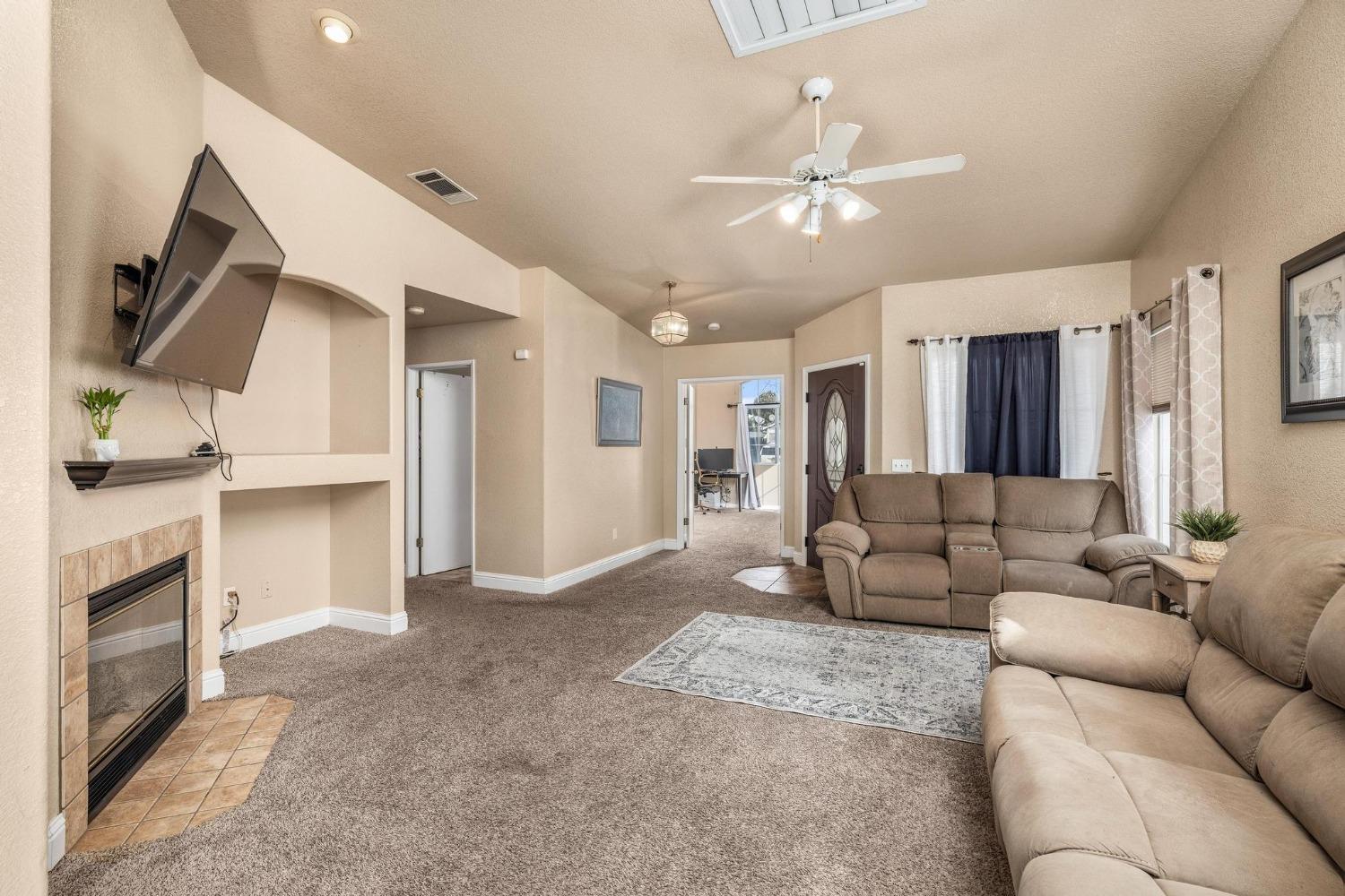 Detail Gallery Image 9 of 33 For 1936 Phillip Ct, Stockton,  CA 95206 - 4 Beds | 2 Baths