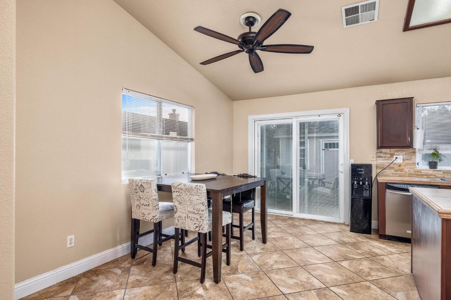 Detail Gallery Image 13 of 33 For 1936 Phillip Ct, Stockton,  CA 95206 - 4 Beds | 2 Baths