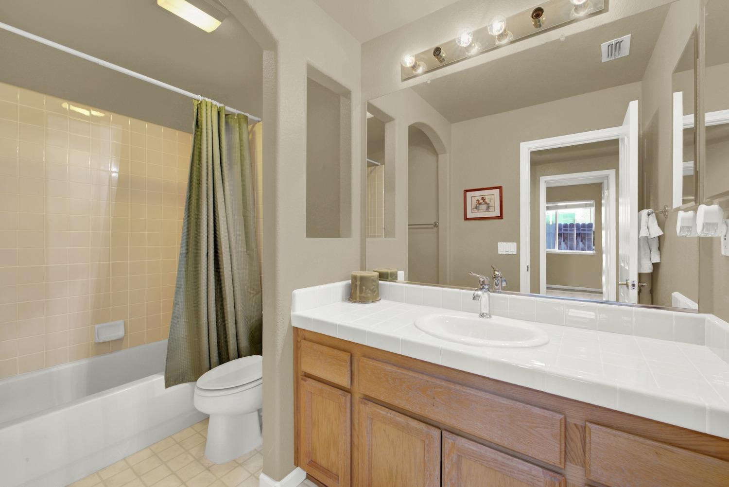 Detail Gallery Image 15 of 46 For 8795 Monterey Oaks Dr, Elk Grove,  CA 95758 - 4 Beds | 2 Baths