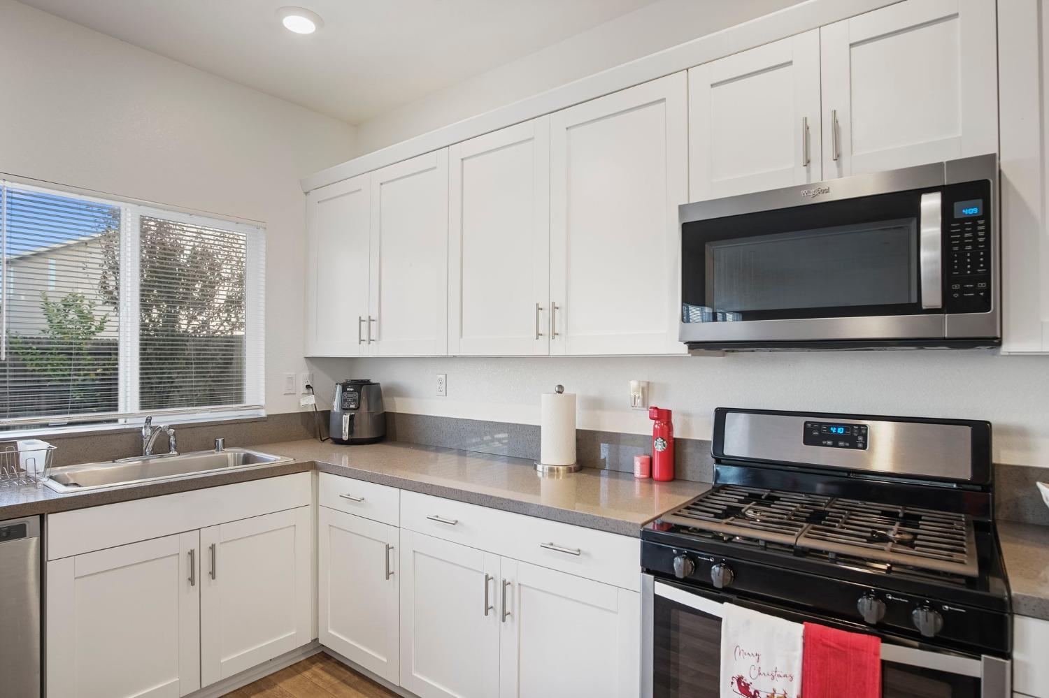 Detail Gallery Image 14 of 44 For 1452 Dorona Ln, Manteca,  CA 95336 - 4 Beds | 2/1 Baths