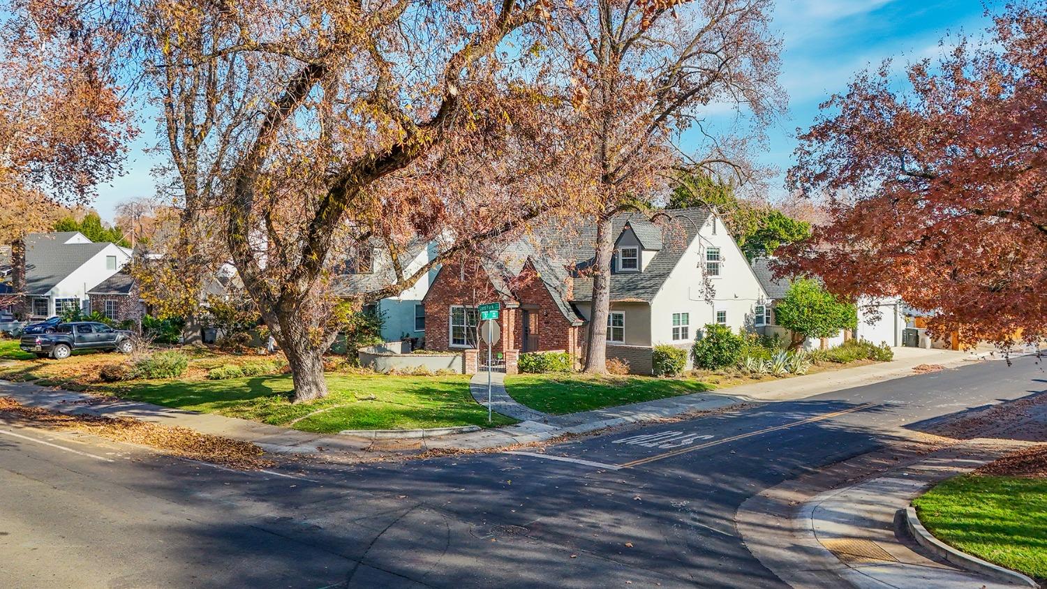 Detail Gallery Image 37 of 61 For 2789 Land Park Dr, Sacramento,  CA 95818 - 3 Beds | 3 Baths