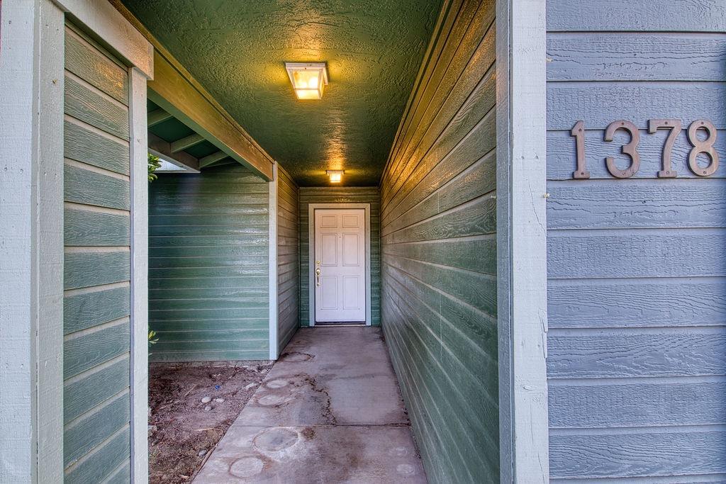 Detail Gallery Image 4 of 33 For 1378 Briarwood Ave, Escalon,  CA 95320 - 4 Beds | 2 Baths