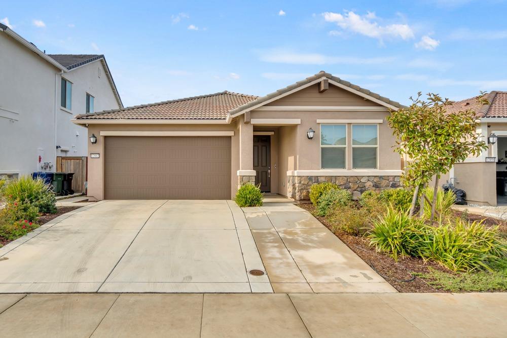 Detail Gallery Image 1 of 45 For 12862 Blueblanc Way, Rancho Cordova,  CA 95742 - 3 Beds | 2 Baths