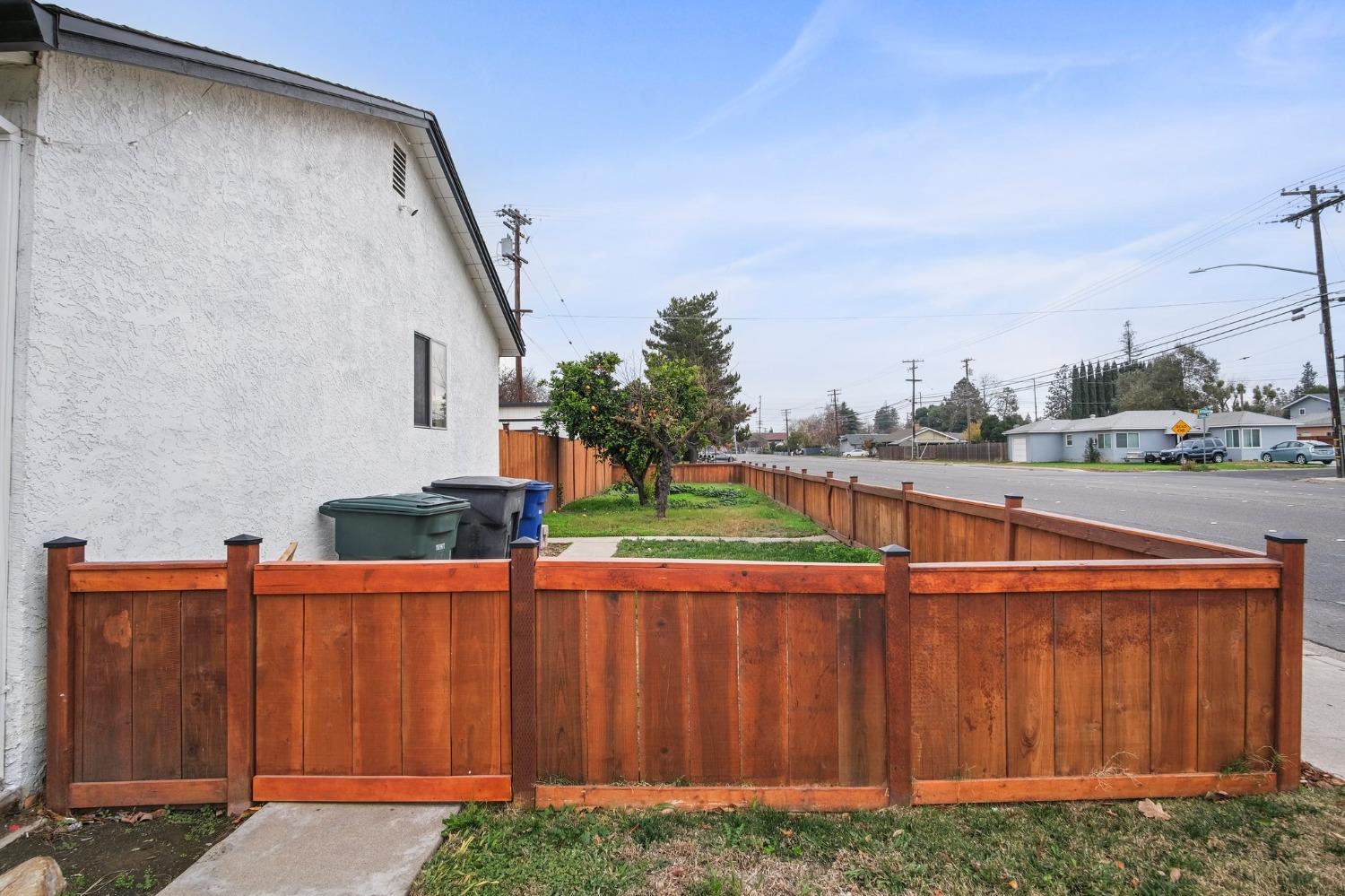 Detail Gallery Image 4 of 23 For 1404 Brannon Ave, Modesto,  CA 95350 - 3 Beds | 1/1 Baths