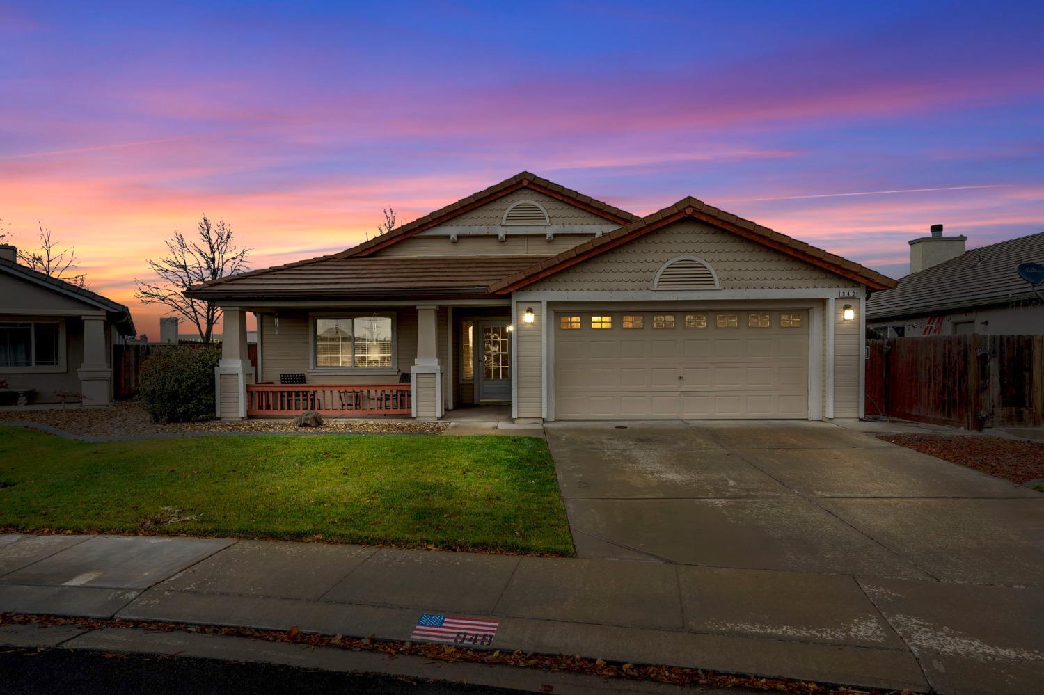 Detail Gallery Image 1 of 37 For 949 Bristow St, Manteca,  CA 95336 - 3 Beds | 2 Baths