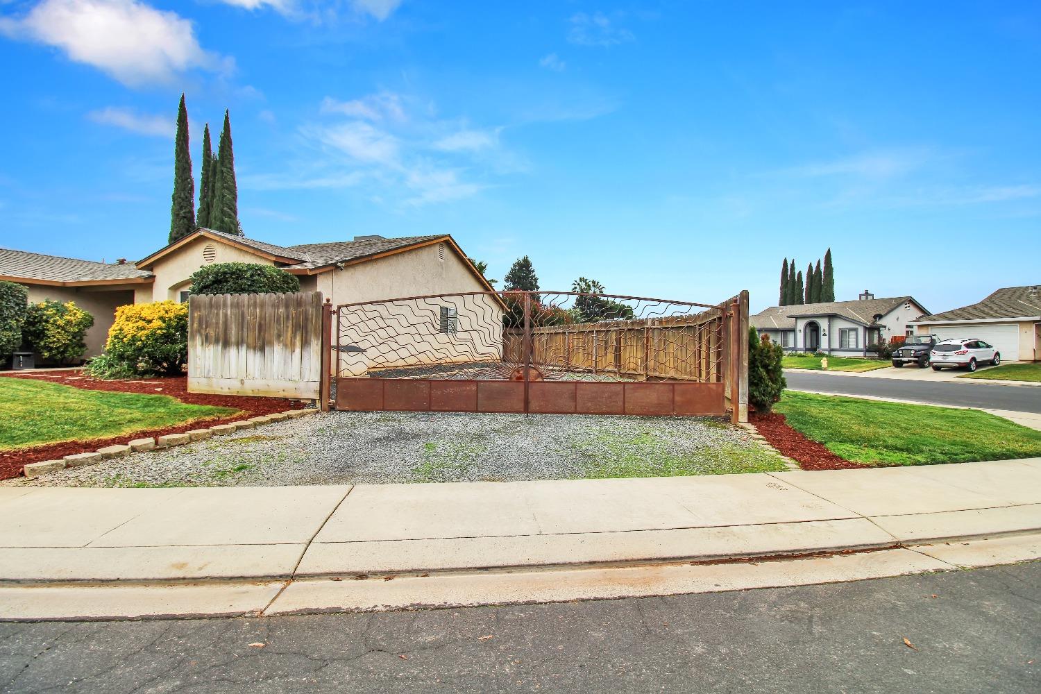 Detail Gallery Image 9 of 59 For 2042 Laredo Ln, Riverbank,  CA 95367 - 4 Beds | 2 Baths