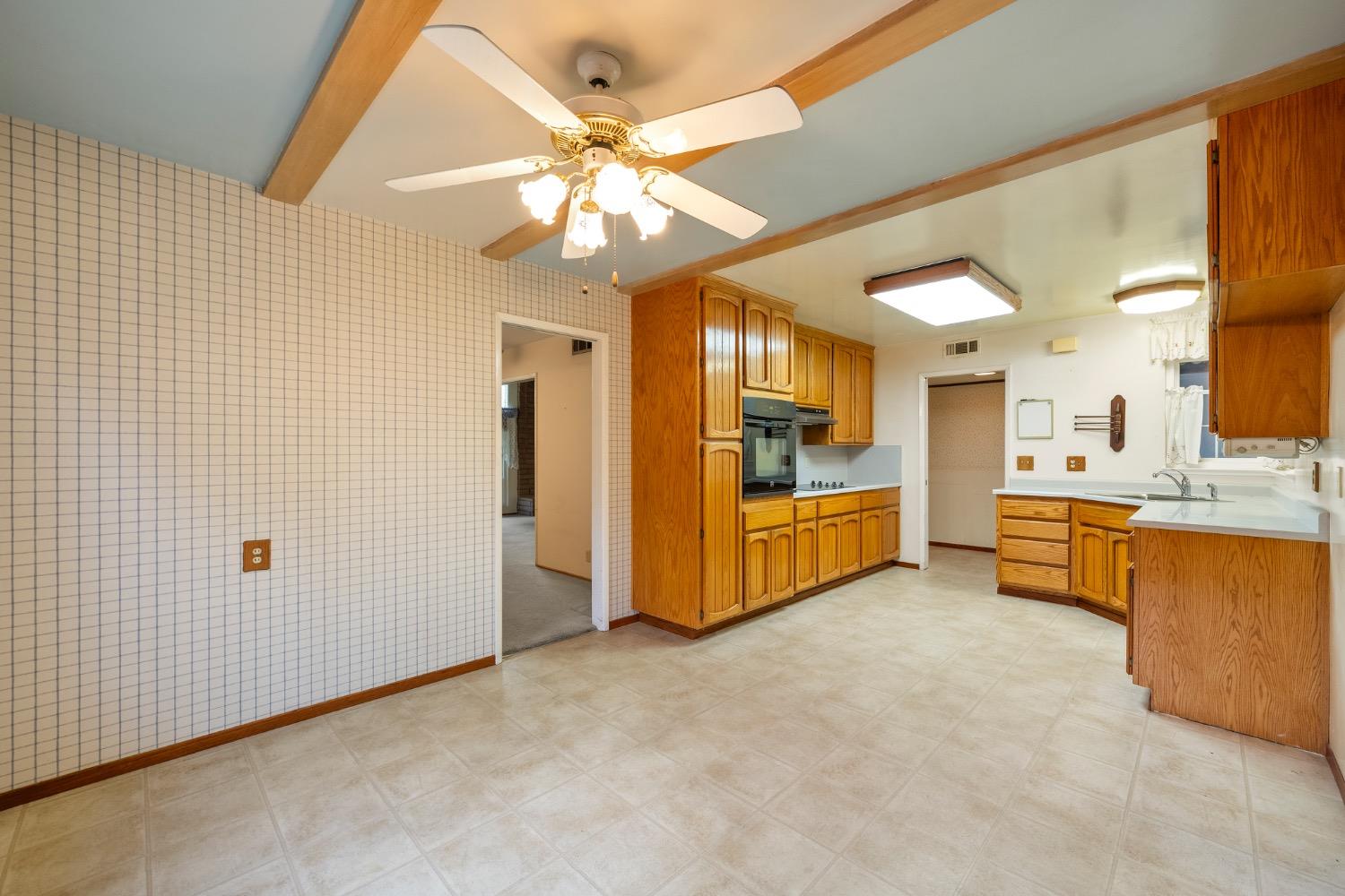 Detail Gallery Image 12 of 33 For 6228 Everest Way, Sacramento,  CA 95842 - 4 Beds | 2 Baths