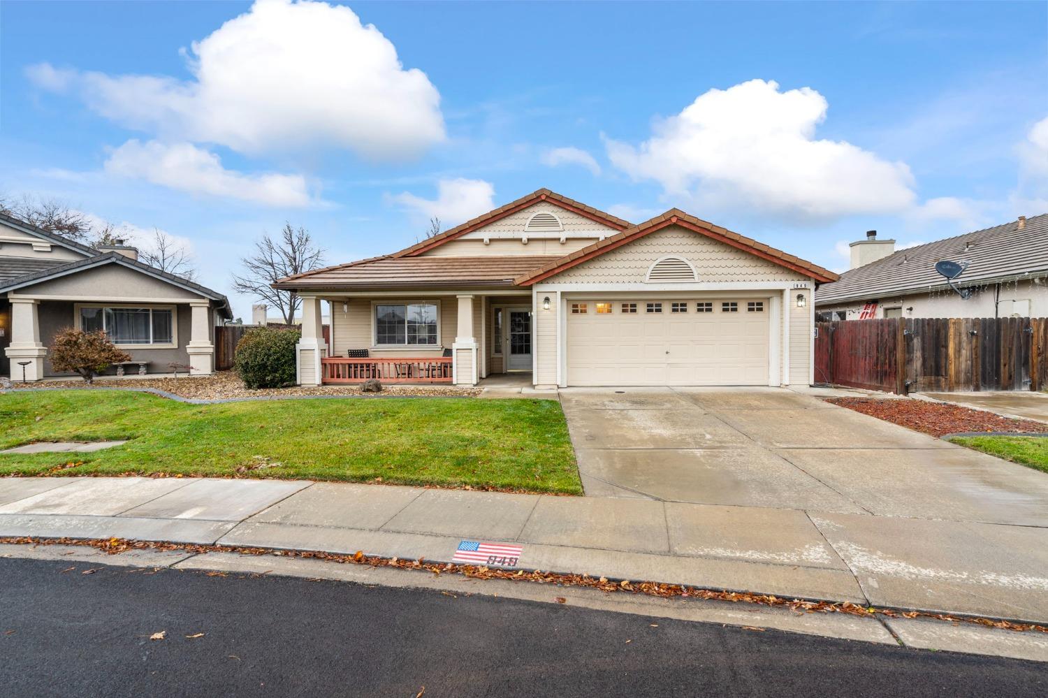 Detail Gallery Image 2 of 37 For 949 Bristow St, Manteca,  CA 95336 - 3 Beds | 2 Baths