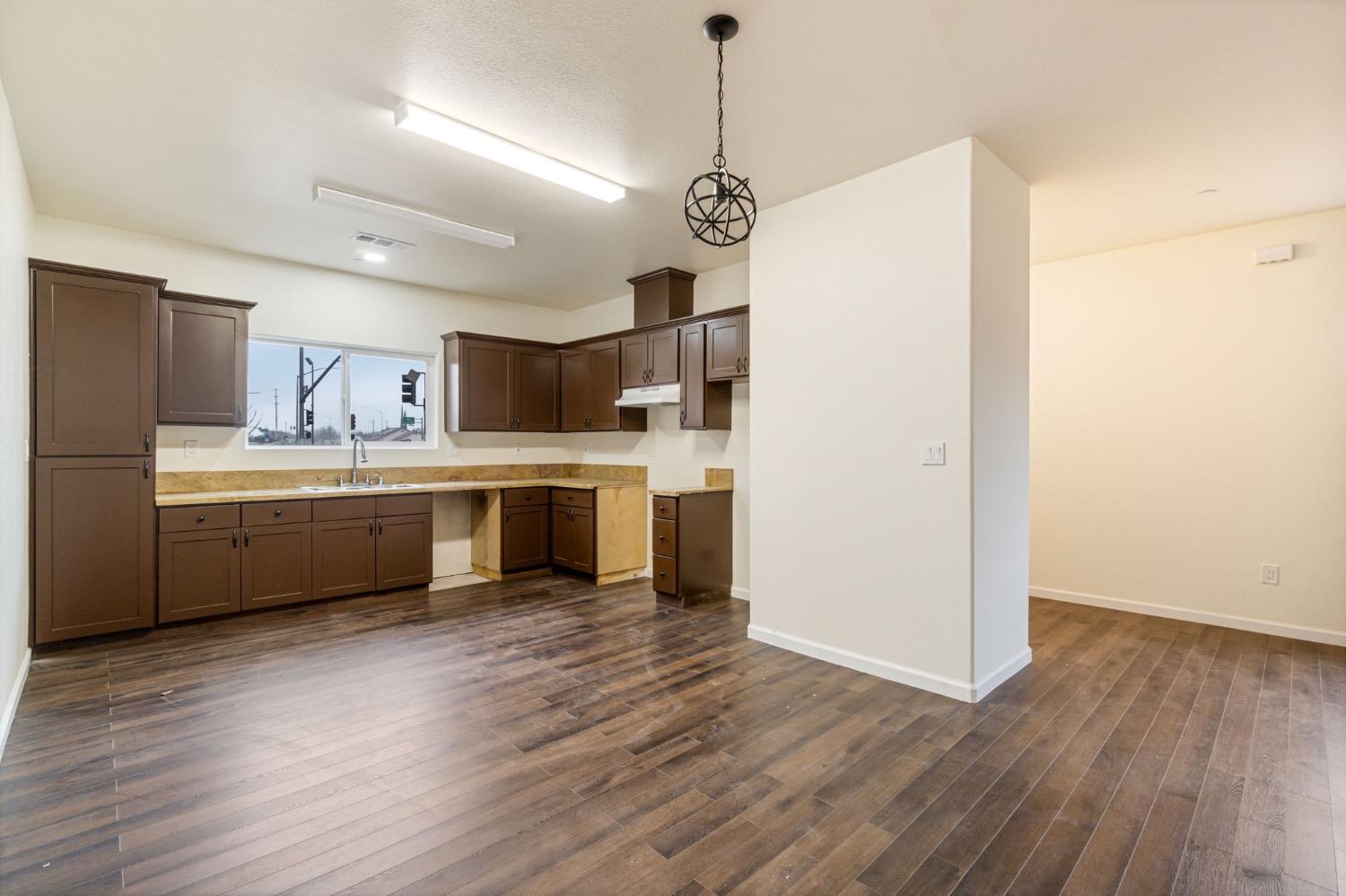 Detail Gallery Image 7 of 24 For 5194 E Belmont Ave, Fresno,  CA 93727 - 4 Beds | 2 Baths