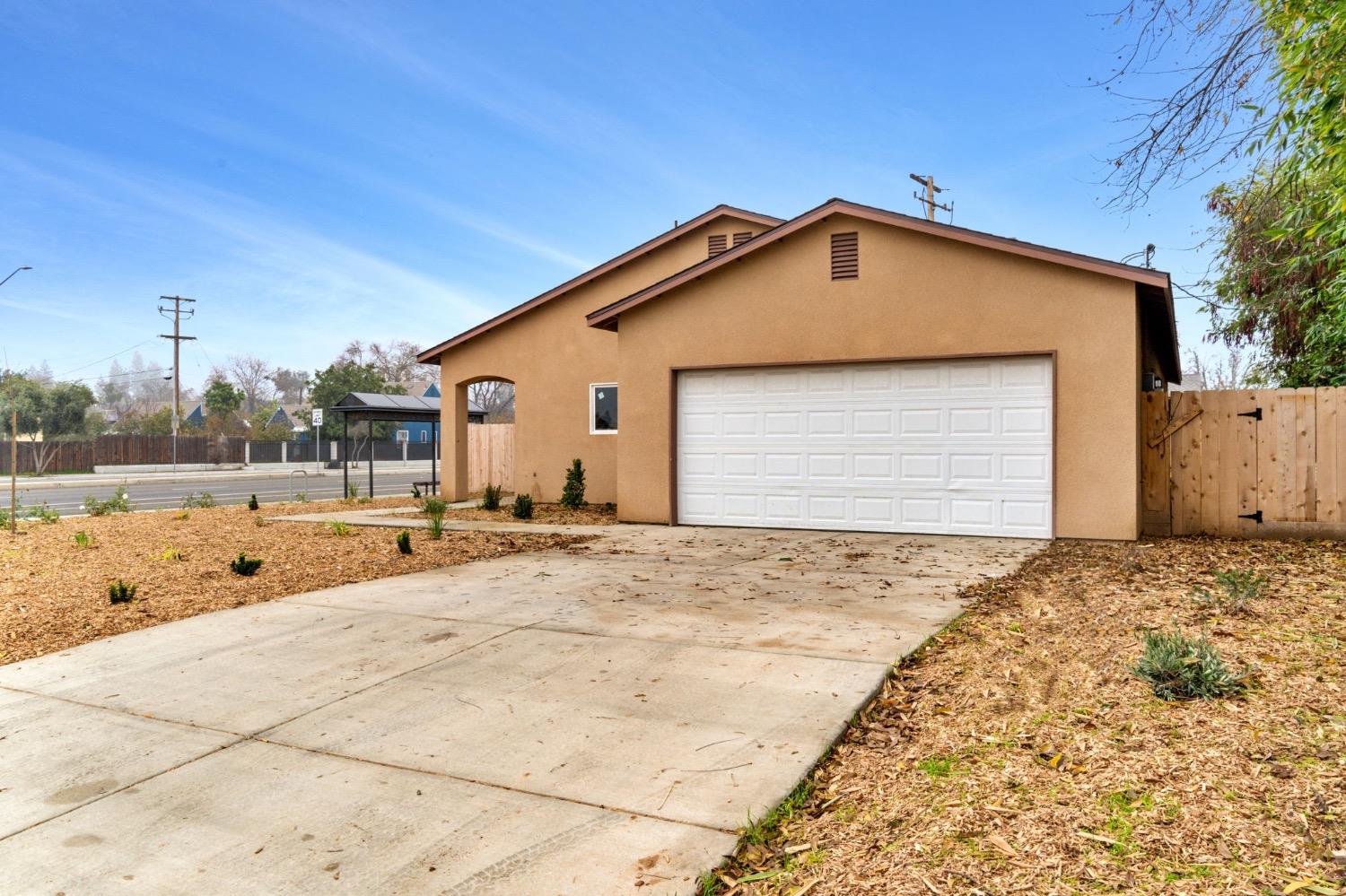 Detail Gallery Image 3 of 24 For 5194 E Belmont Ave, Fresno,  CA 93727 - 4 Beds | 2 Baths