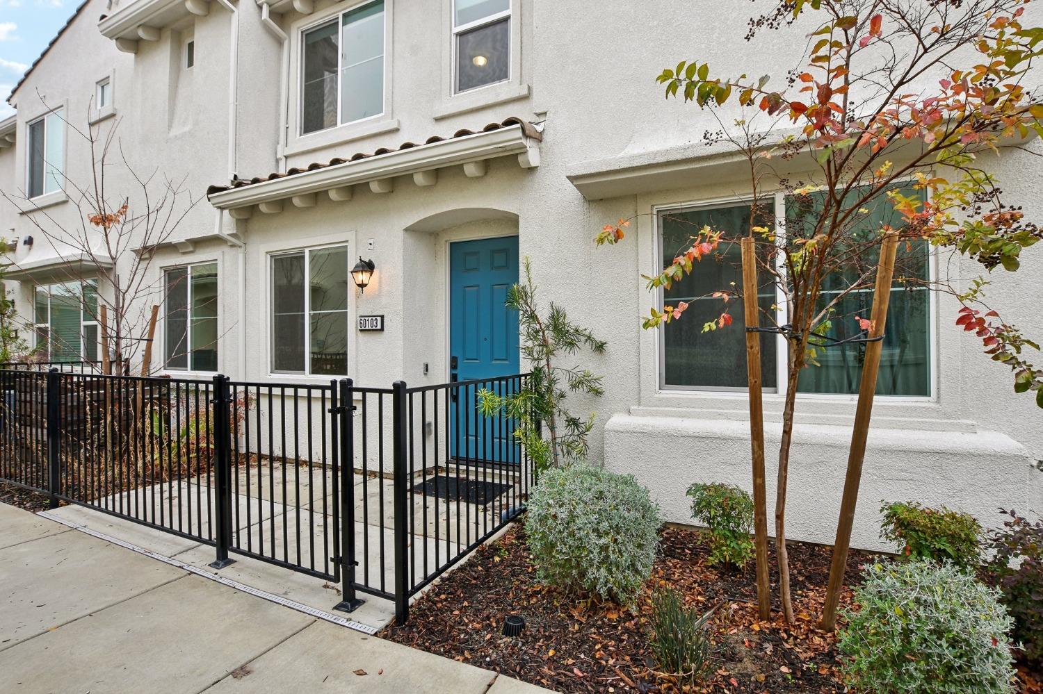 Detail Gallery Image 1 of 27 For 5301 E Commerce Way #60103,  Sacramento,  CA 95835 - 3 Beds | 2/1 Baths