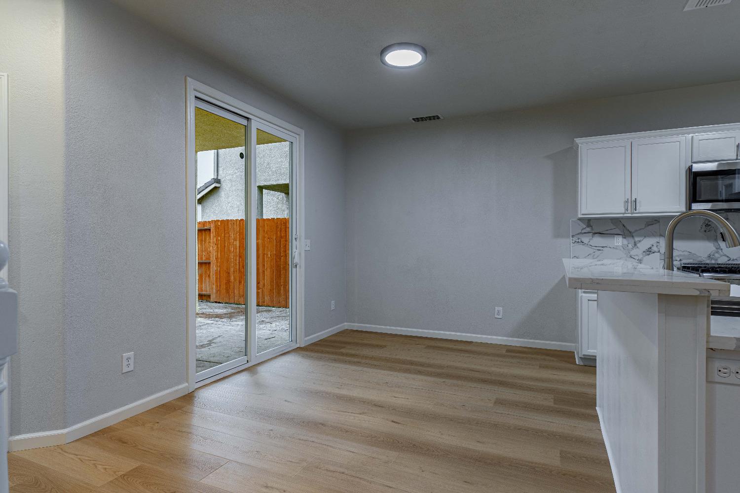 Detail Gallery Image 8 of 41 For 609 Queensland Cir, Stockton,  CA 95206 - 3 Beds | 2/1 Baths