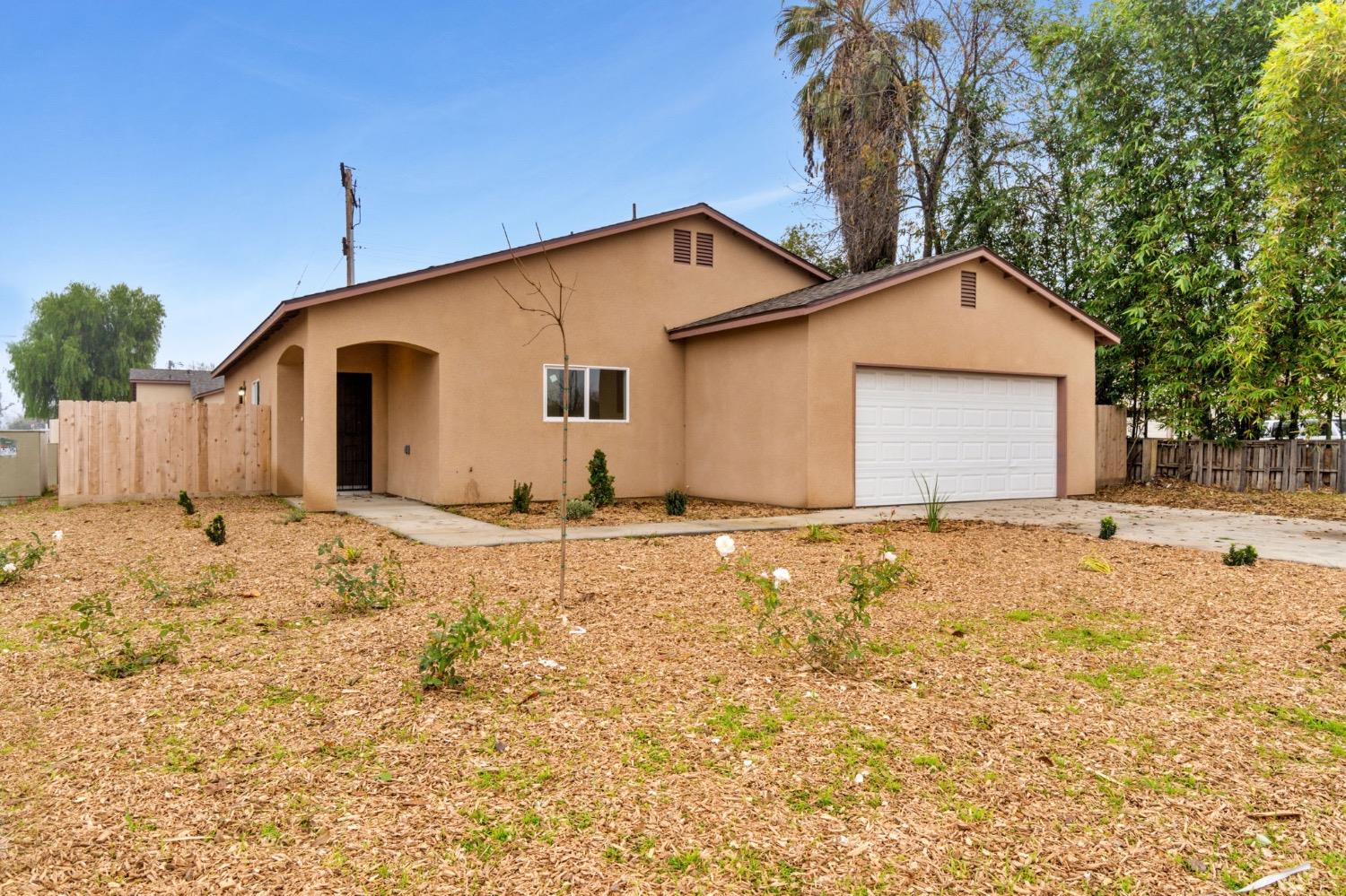 Detail Gallery Image 2 of 24 For 5194 E Belmont Ave, Fresno,  CA 93727 - 4 Beds | 2 Baths