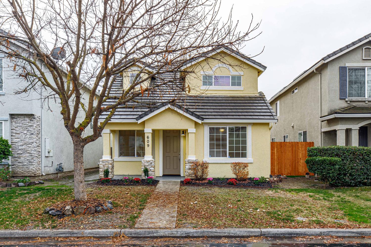 Detail Gallery Image 1 of 41 For 609 Queensland Cir, Stockton,  CA 95206 - 3 Beds | 2/1 Baths