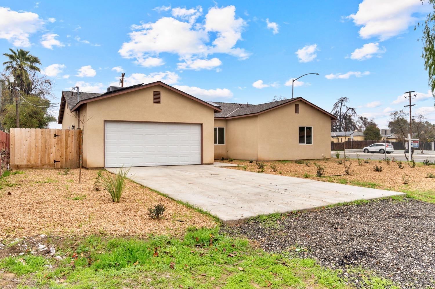 Detail Gallery Image 3 of 28 For 5195 E Madison Ave, Fresno,  CA 93727 - 5 Beds | 2/1 Baths