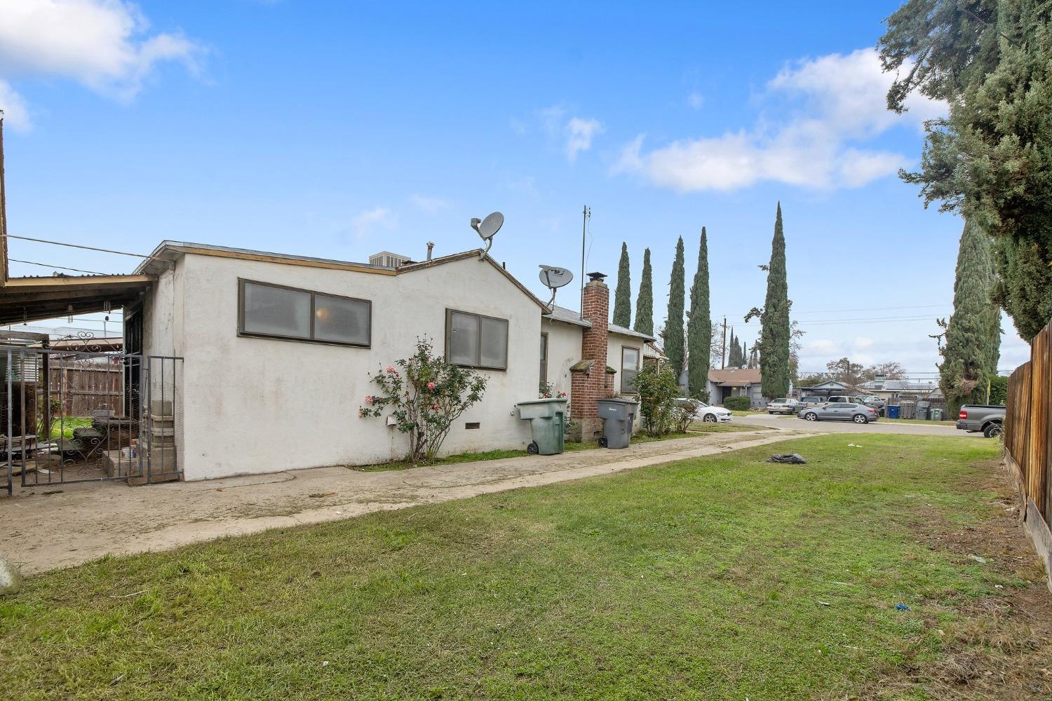 Detail Gallery Image 2 of 37 For 2134 E Cambridge Ave, Fresno,  CA 93703 - 3 Beds | 1 Baths