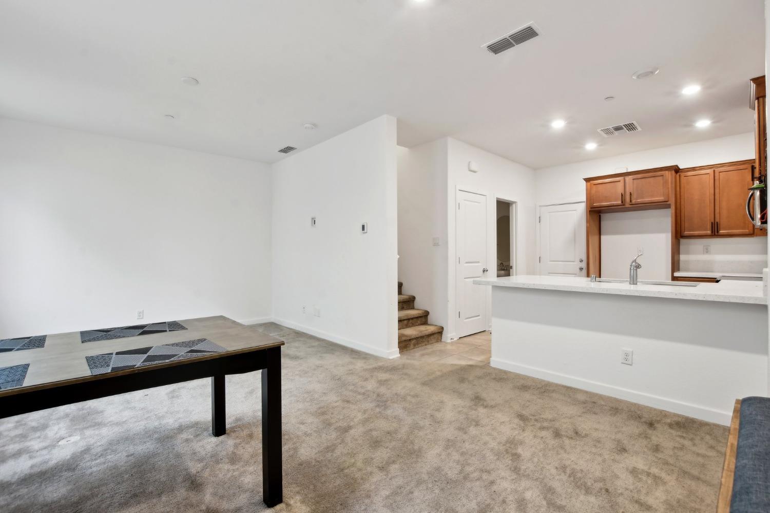 Detail Gallery Image 3 of 27 For 5301 E Commerce Way #60103,  Sacramento,  CA 95835 - 3 Beds | 2/1 Baths