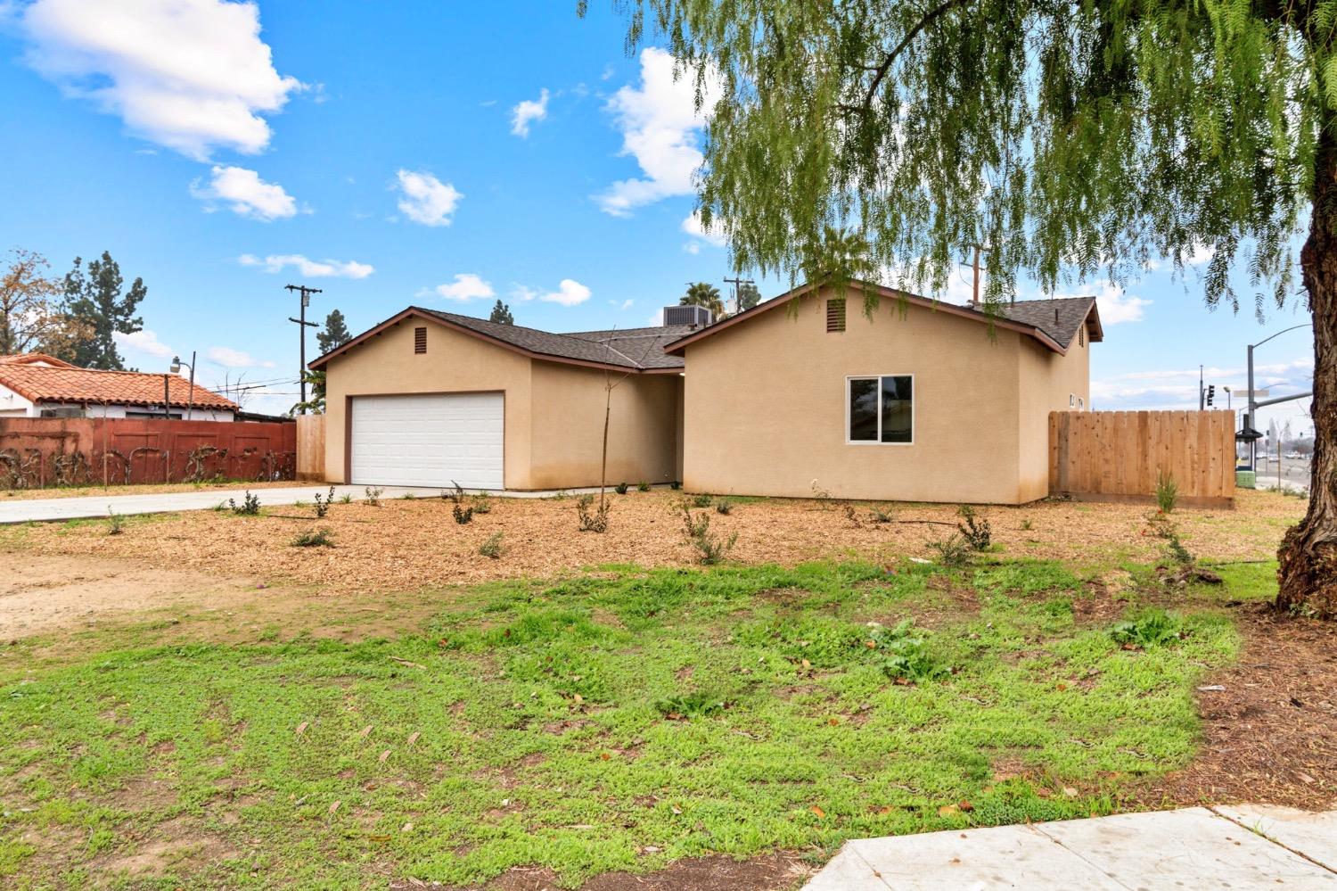 Detail Gallery Image 2 of 28 For 5195 E Madison Ave, Fresno,  CA 93727 - 5 Beds | 2/1 Baths