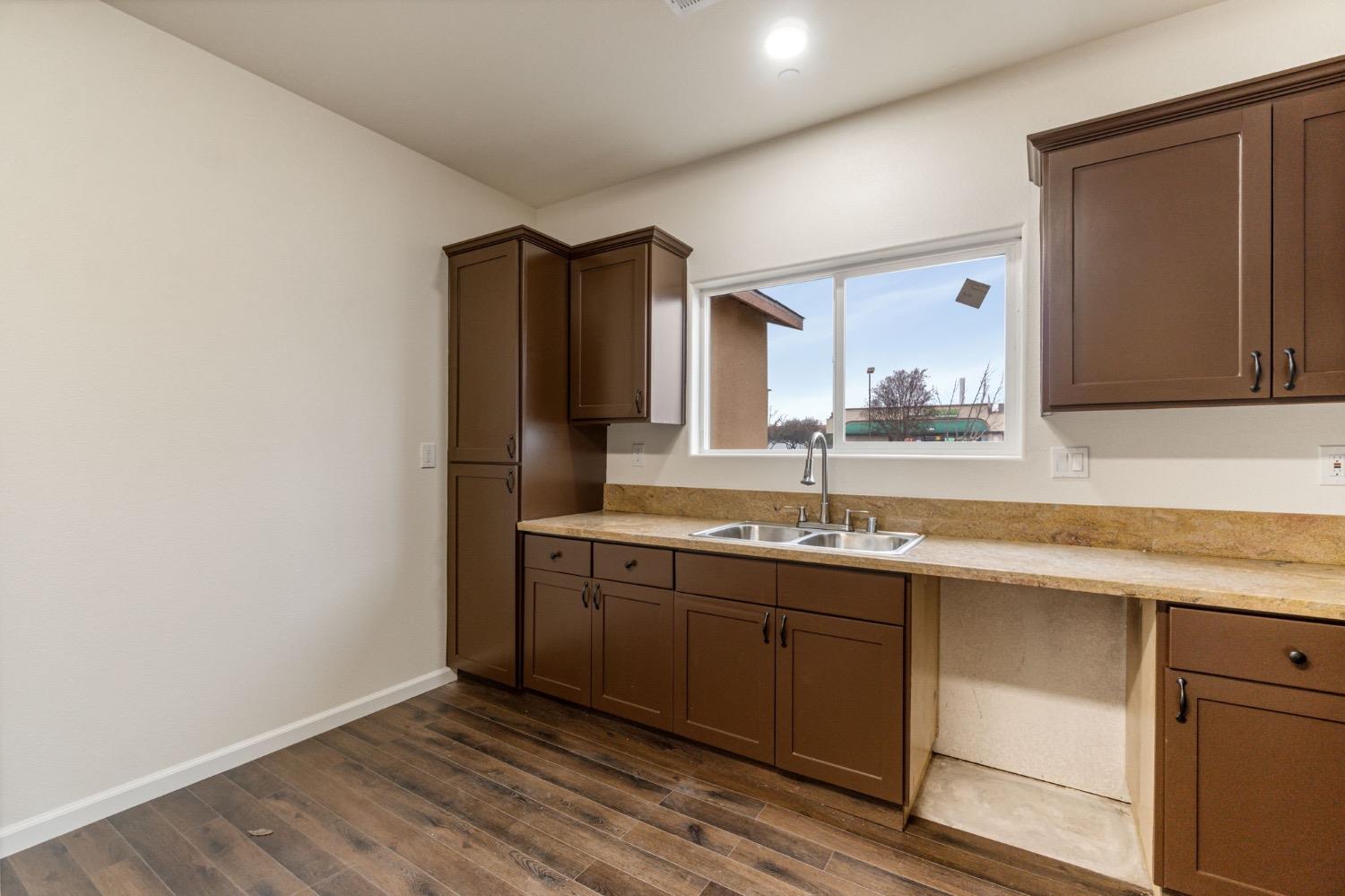 Detail Gallery Image 6 of 24 For 5194 E Belmont Ave, Fresno,  CA 93727 - 4 Beds | 2 Baths