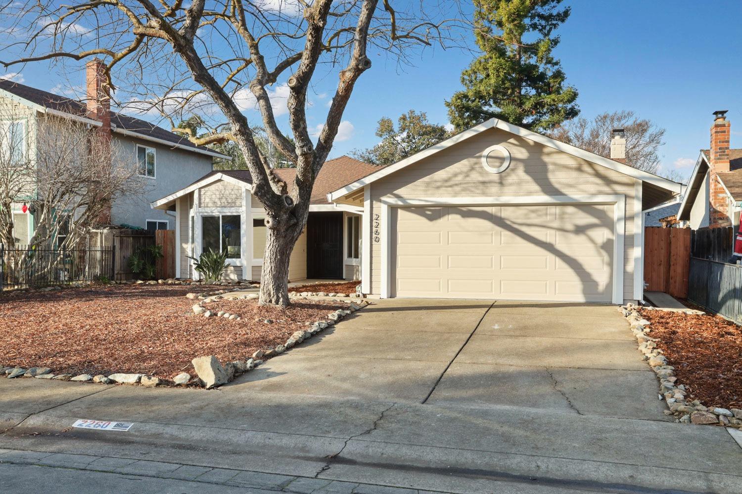 Detail Gallery Image 3 of 43 For 2260 Atrisco Cir, Sacramento,  CA 95833 - 3 Beds | 2 Baths