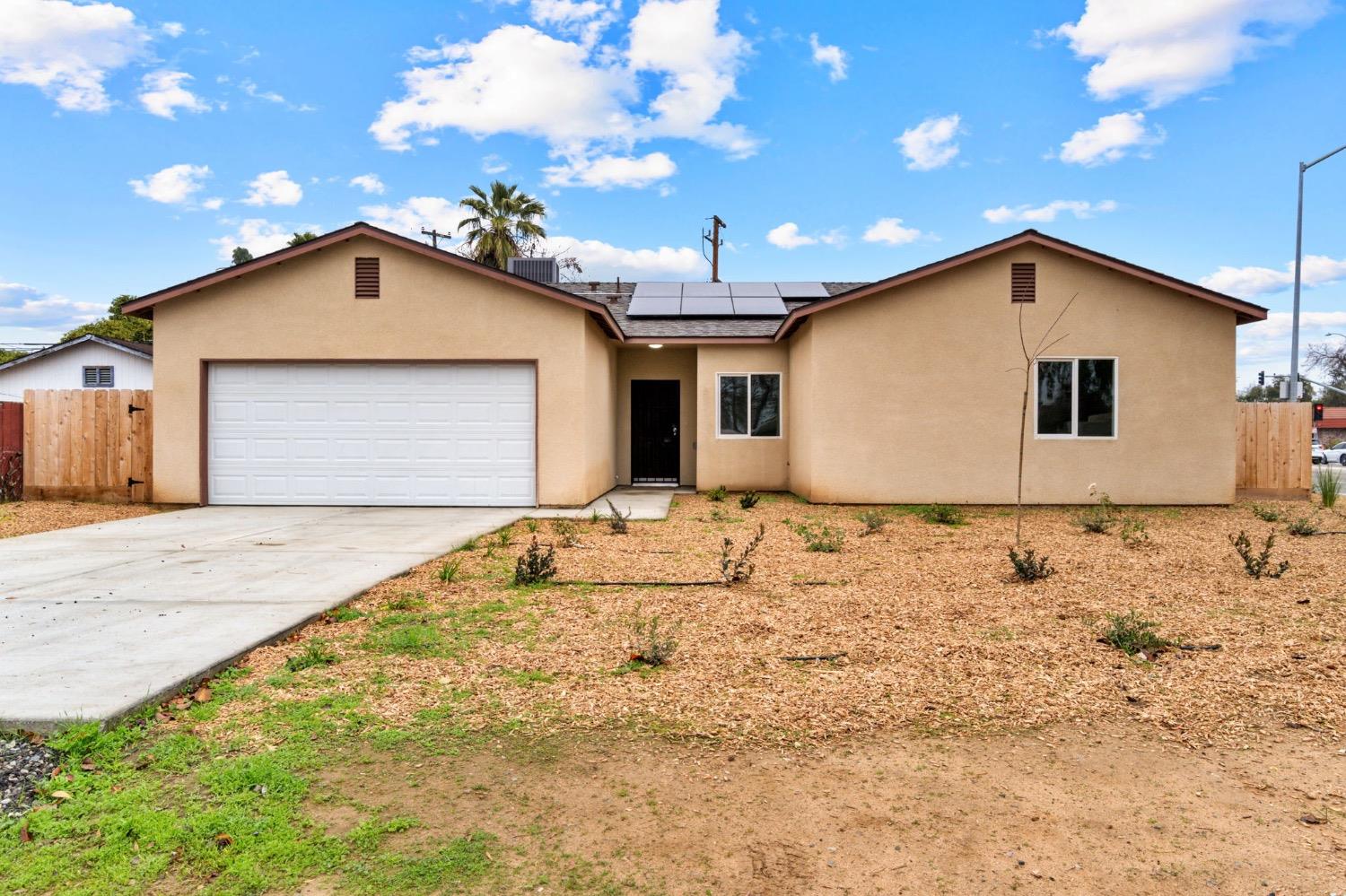 Detail Gallery Image 1 of 28 For 5195 E Madison Ave, Fresno,  CA 93727 - 5 Beds | 2/1 Baths