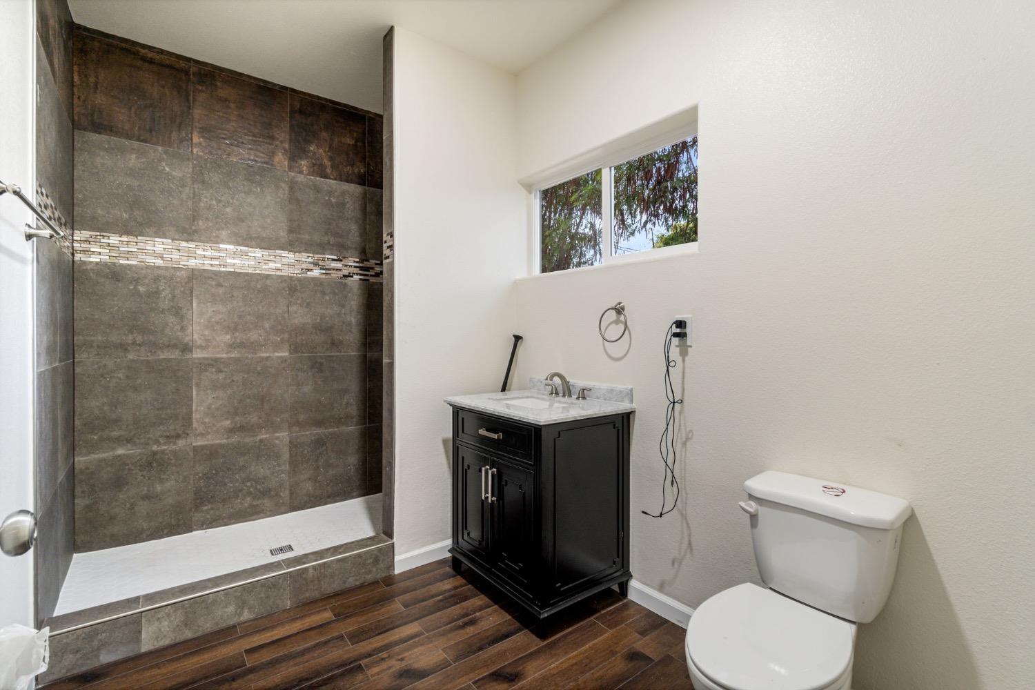 Detail Gallery Image 14 of 24 For 5194 E Belmont Ave, Fresno,  CA 93727 - 4 Beds | 2 Baths