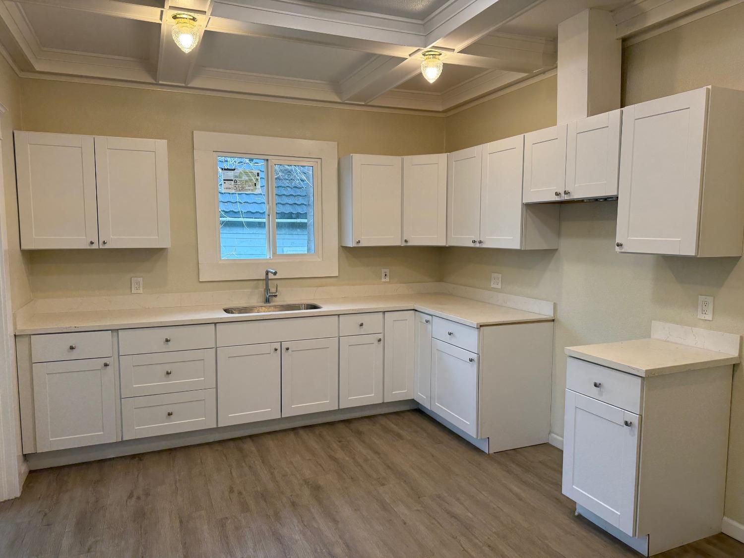 Detail Gallery Image 11 of 25 For 524 S Airport Way, Stockton,  CA 95205 - 3 Beds | 2 Baths