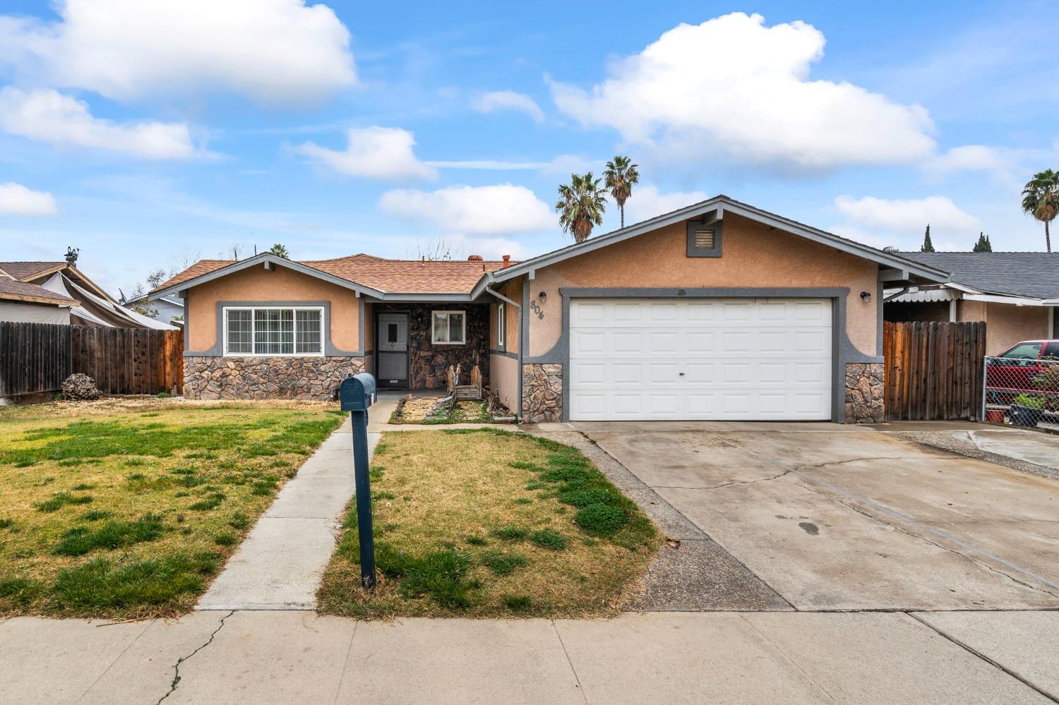 Detail Gallery Image 3 of 42 For 804 Orbit Ln, Modesto,  CA 95351 - 3 Beds | 2 Baths