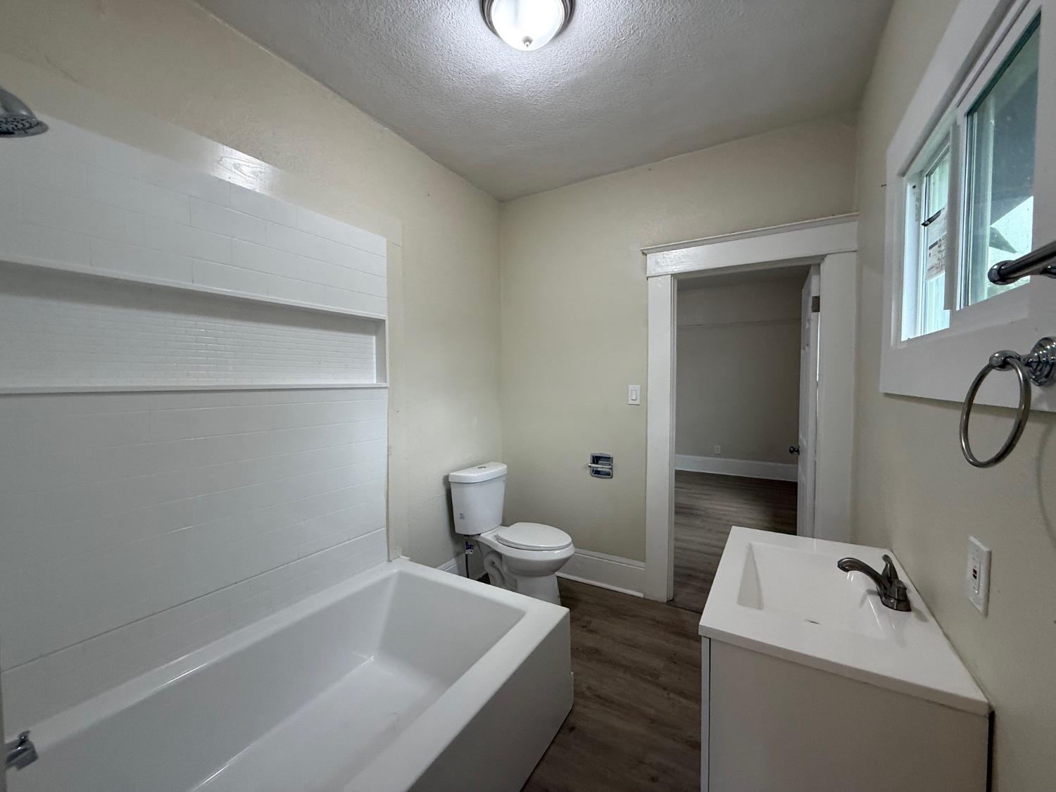 Detail Gallery Image 15 of 25 For 524 S Airport Way, Stockton,  CA 95205 - 3 Beds | 2 Baths