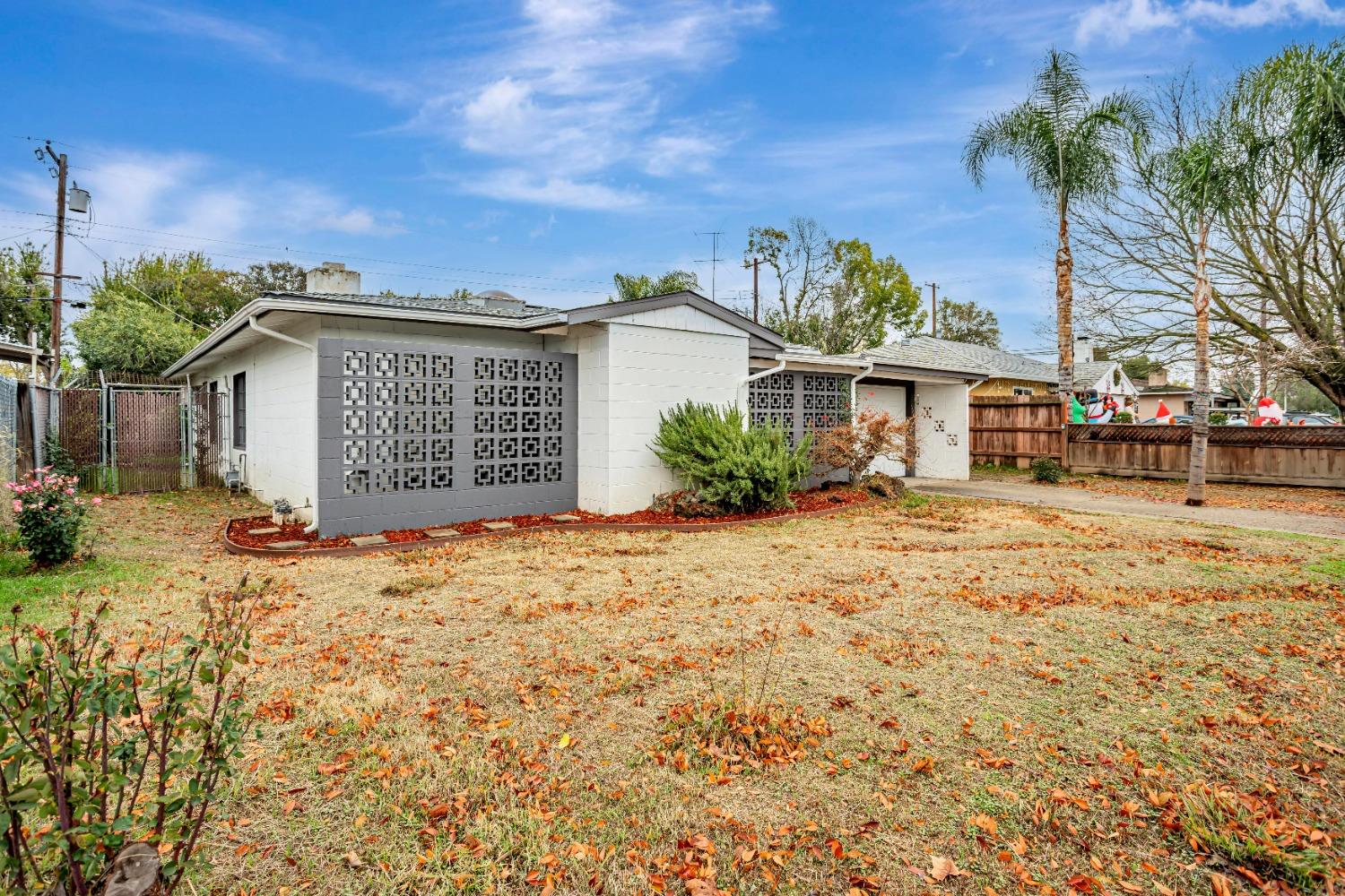 Detail Gallery Image 2 of 28 For 5501 59th St, Sacramento,  CA 95820 - 3 Beds | 3 Baths