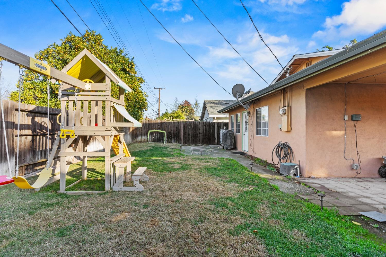 Detail Gallery Image 38 of 42 For 215 Lindley Dr, Sacramento,  CA 95815 - 4 Beds | 2 Baths