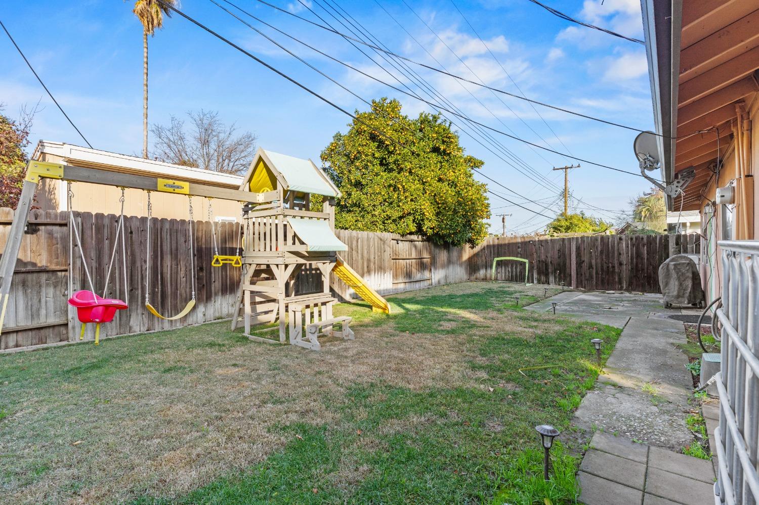 Detail Gallery Image 37 of 42 For 215 Lindley Dr, Sacramento,  CA 95815 - 4 Beds | 2 Baths