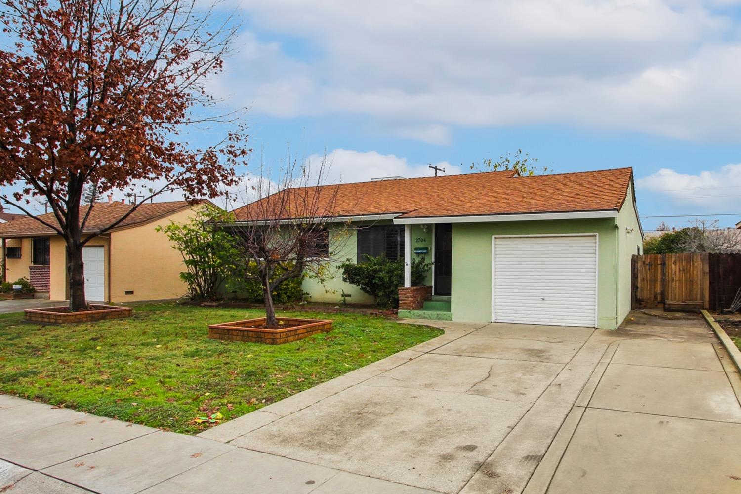 Detail Gallery Image 1 of 37 For 2704 Norcross Dr, Sacramento,  CA 95833 - 3 Beds | 1 Baths