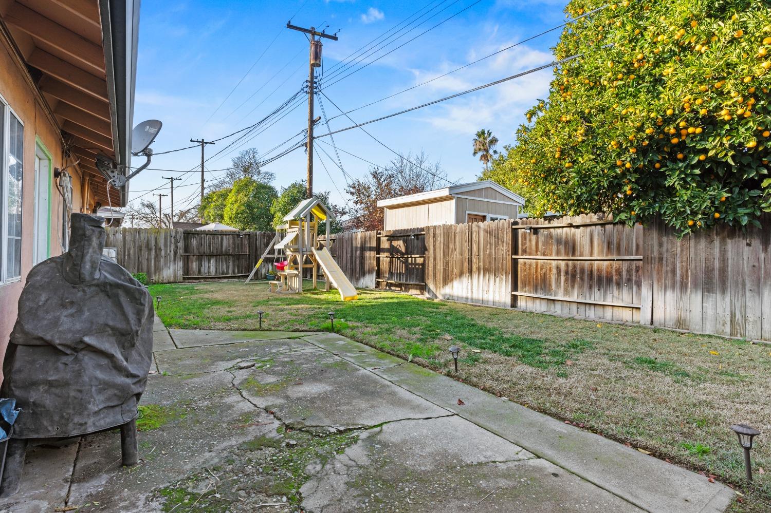 Detail Gallery Image 34 of 42 For 215 Lindley Dr, Sacramento,  CA 95815 - 4 Beds | 2 Baths