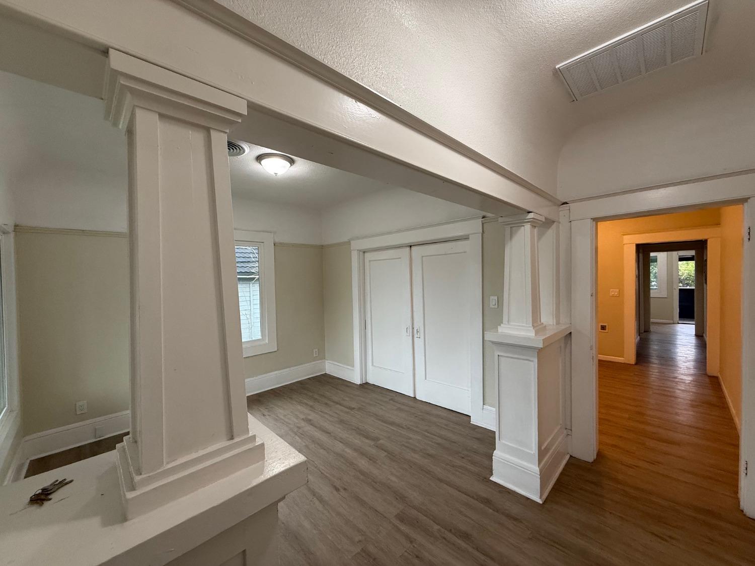 Detail Gallery Image 5 of 25 For 524 S Airport Way, Stockton,  CA 95205 - 3 Beds | 2 Baths