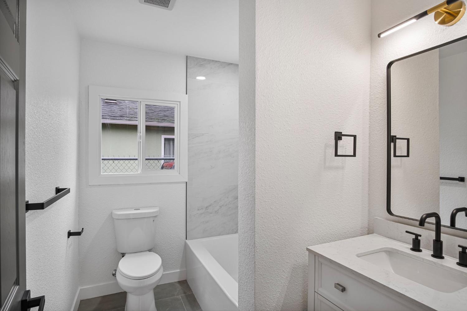 Detail Gallery Image 5 of 34 For 4118 Howard Ave, Sacramento,  CA 95820 - 2 Beds | 1 Baths