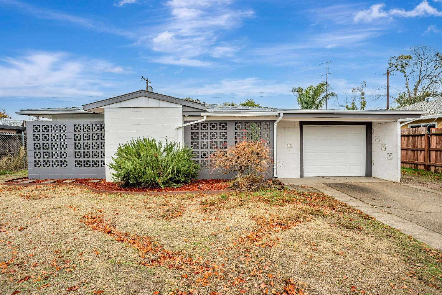 Detail Gallery Image 1 of 28 For 5501 59th St, Sacramento,  CA 95820 - 3 Beds | 3 Baths