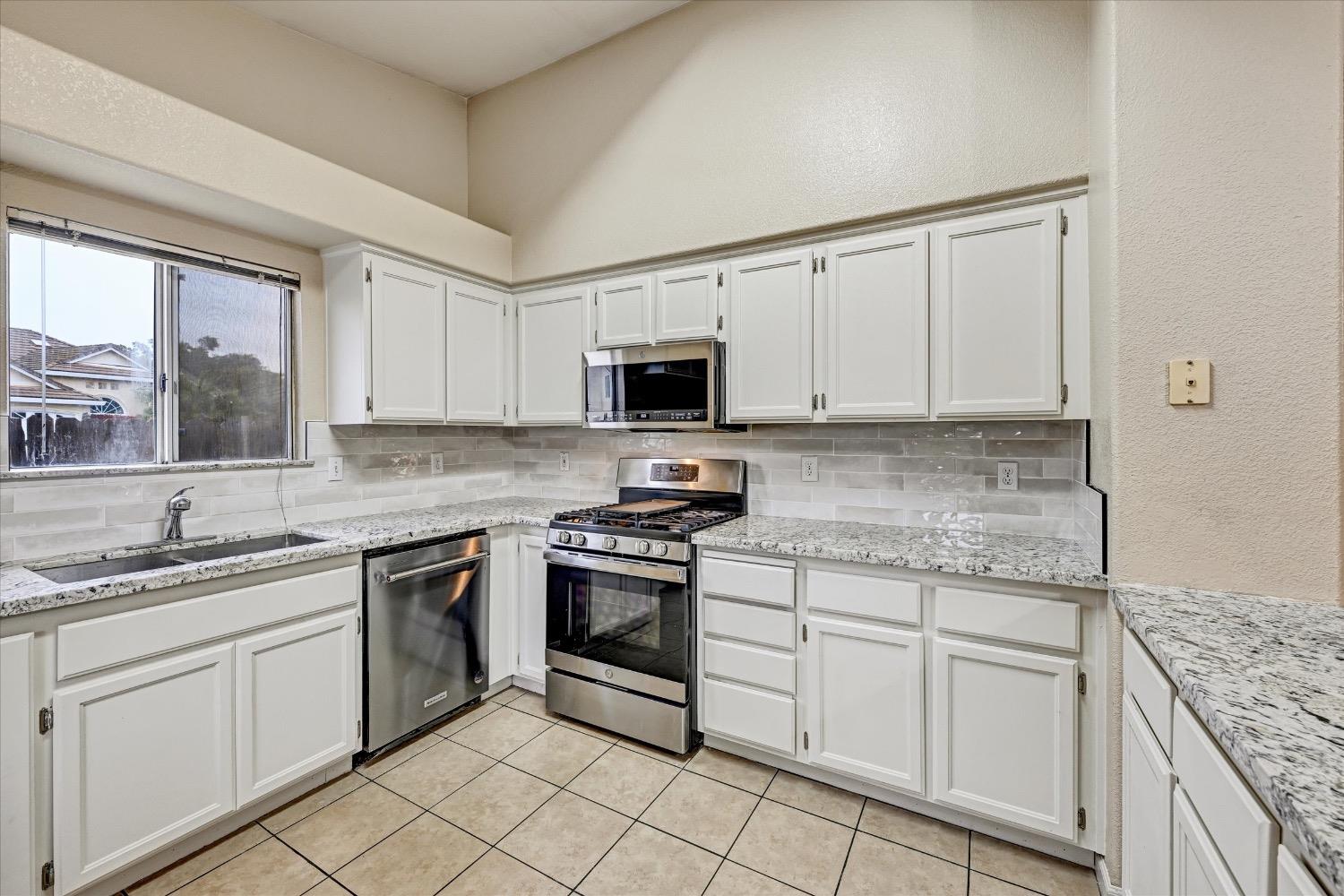 Detail Gallery Image 10 of 26 For 1807 Pebble Beach Dr, Yuba City,  CA 95993 - 3 Beds | 2 Baths