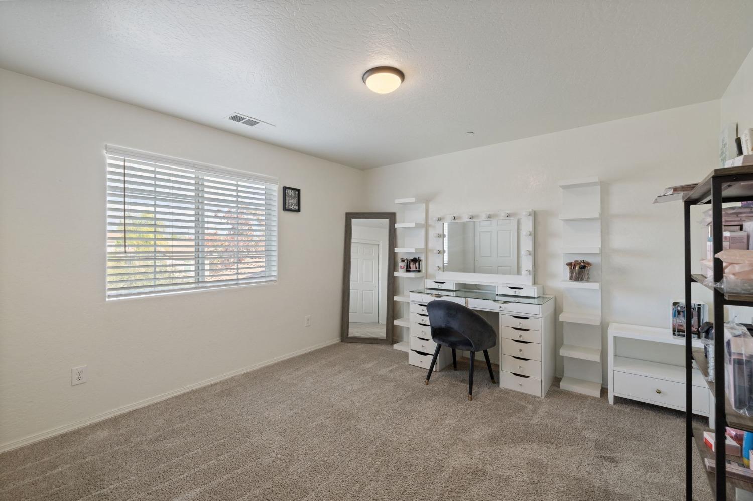 Detail Gallery Image 25 of 37 For 1373 Burgundy, Hanford,  CA 93230 - 5 Beds | 3/1 Baths