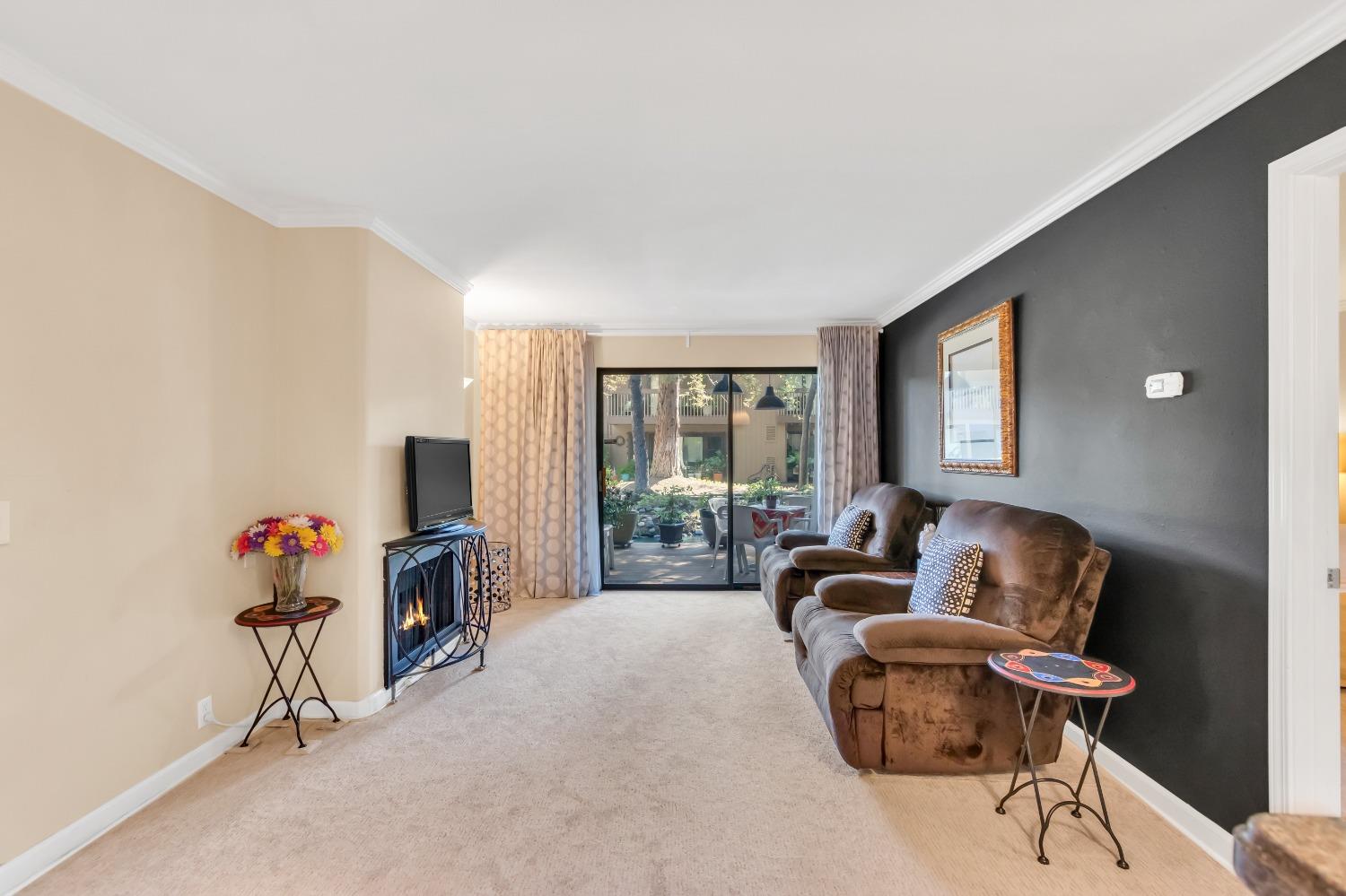 Detail Gallery Image 5 of 39 For 2454 Larkspur Ln #327,  Sacramento,  CA 95825 - 1 Beds | 1 Baths