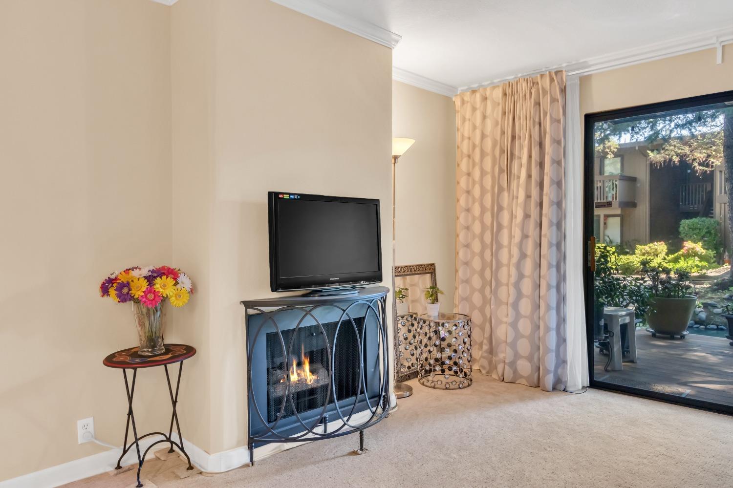 Detail Gallery Image 7 of 39 For 2454 Larkspur Ln #327,  Sacramento,  CA 95825 - 1 Beds | 1 Baths