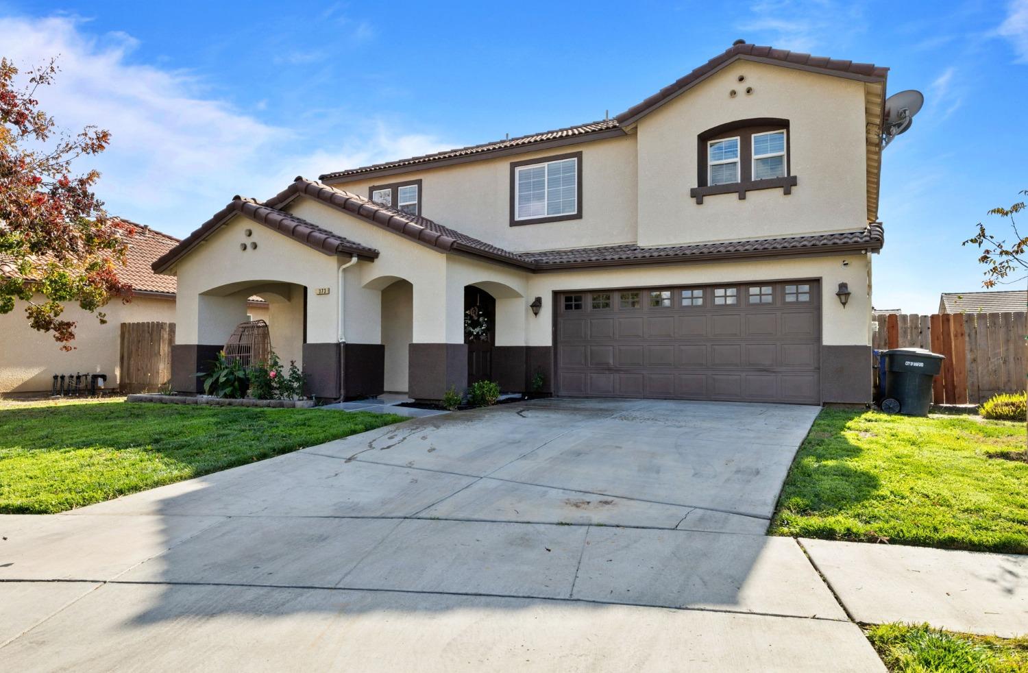 Detail Gallery Image 3 of 37 For 1373 Burgundy, Hanford,  CA 93230 - 5 Beds | 3/1 Baths